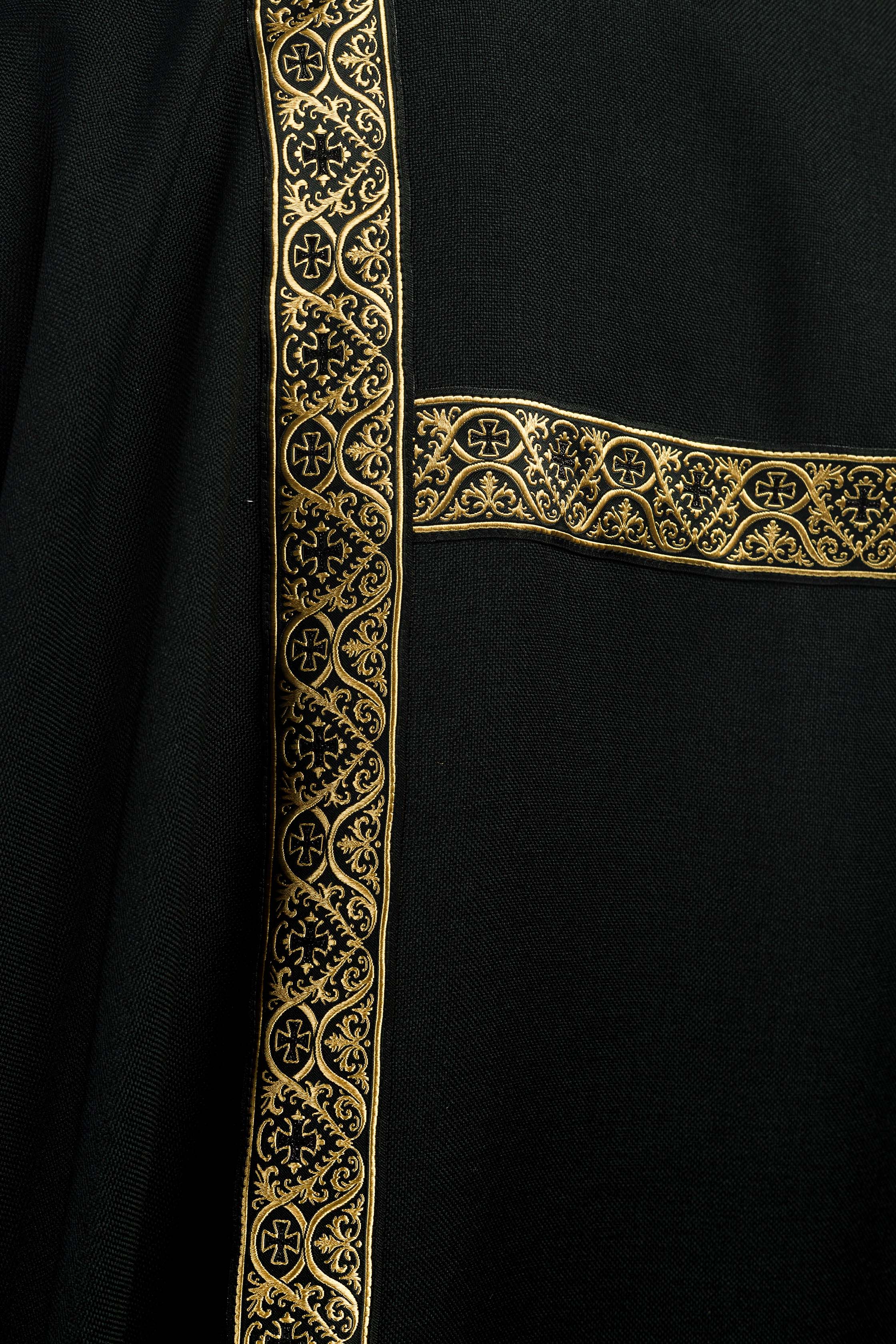 Dalmatique noire décorée de rubans jacquard dorés