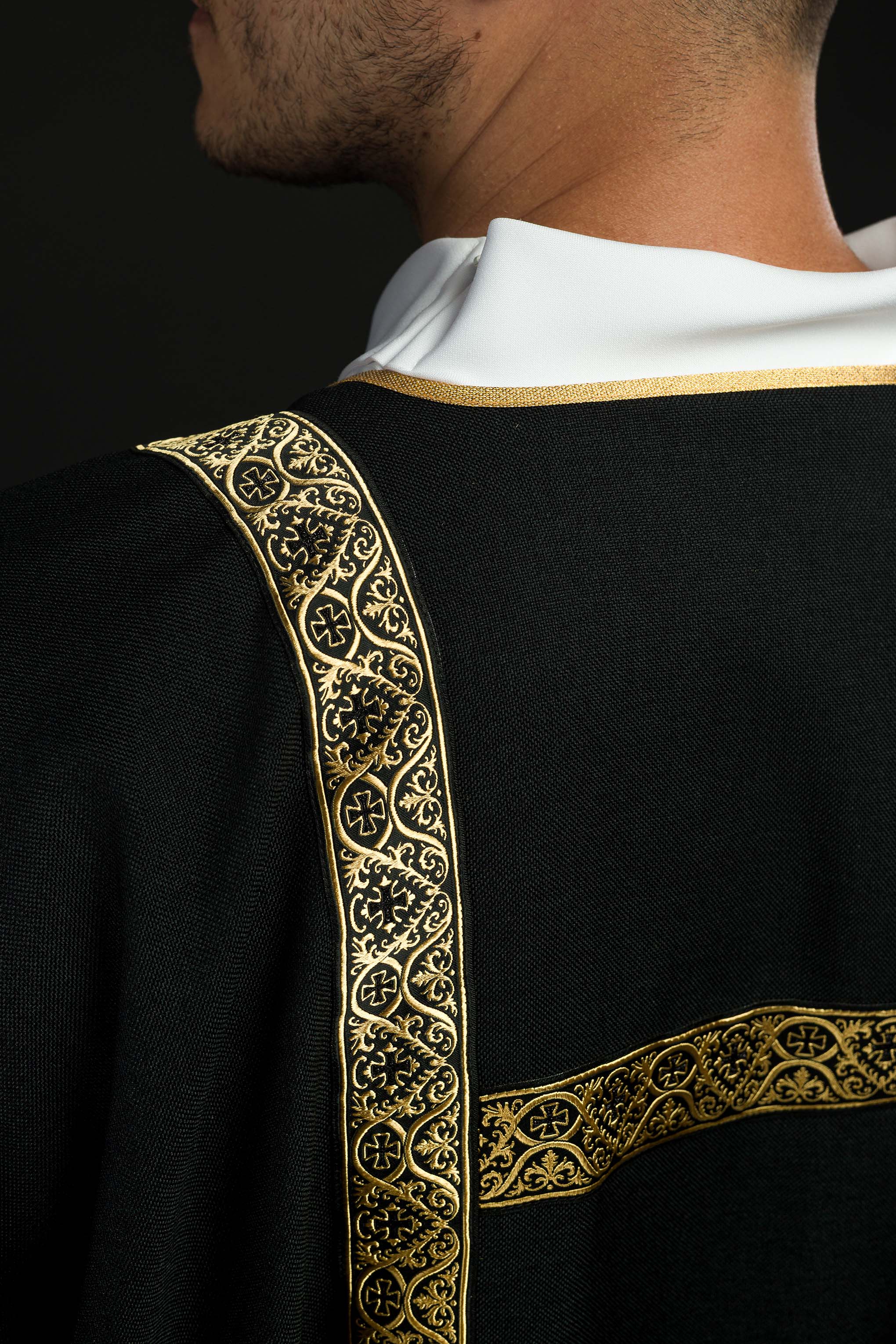 Dalmatique noire décorée de rubans jacquard dorés