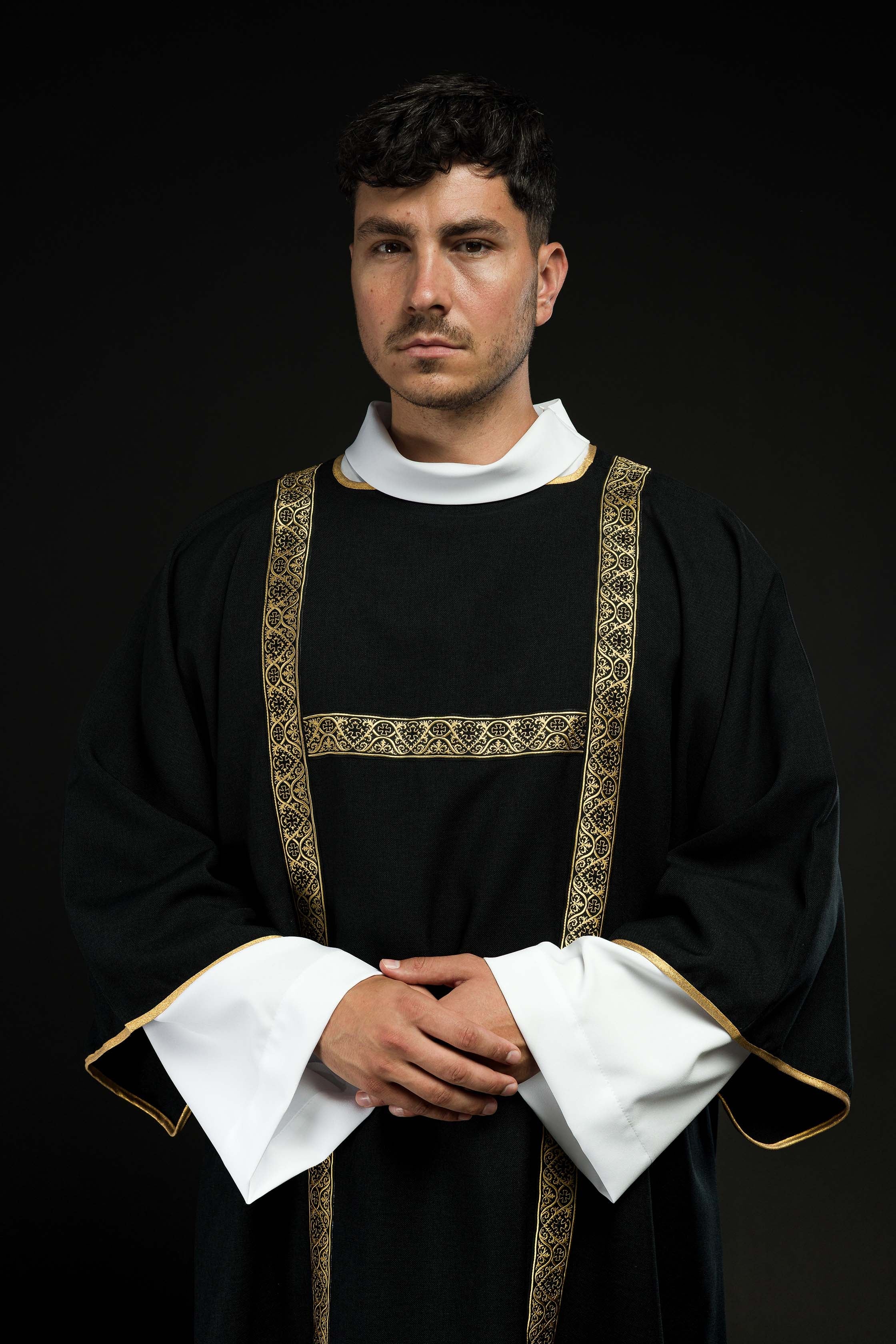 Dalmatique noire décorée de rubans jacquard dorés