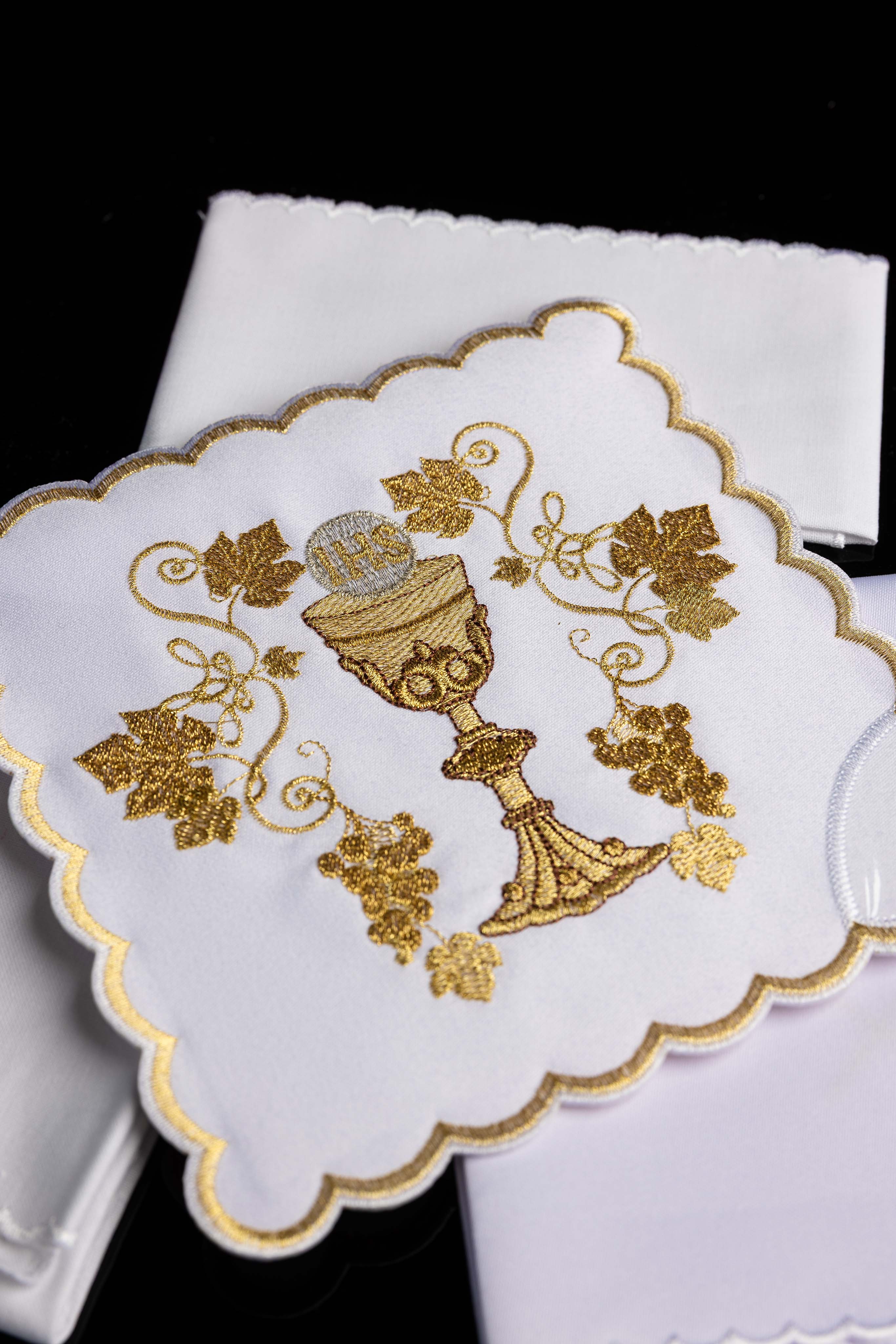 Linge d’autel brodé avec motif du calice