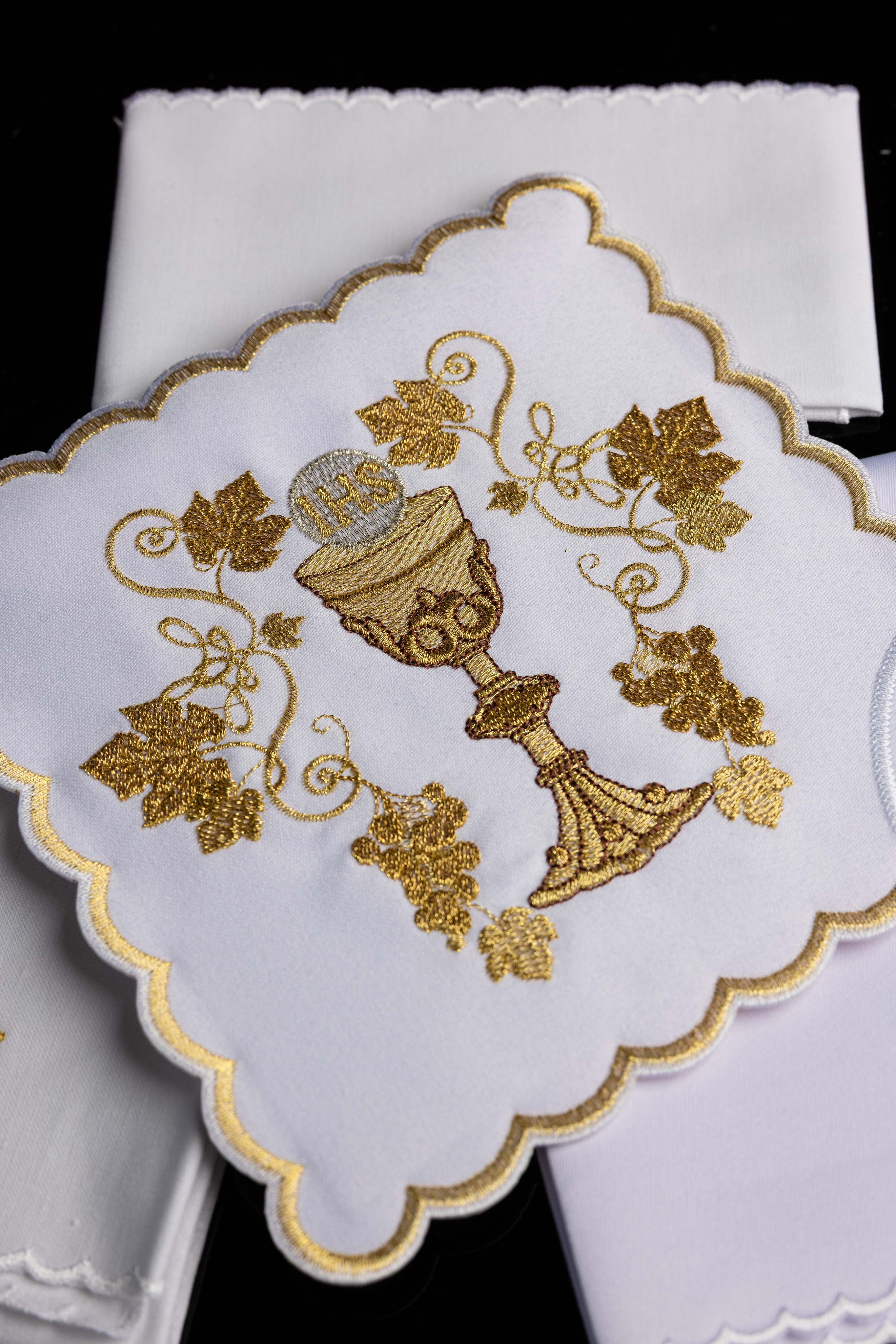 Linge d’autel brodé avec motif du calice