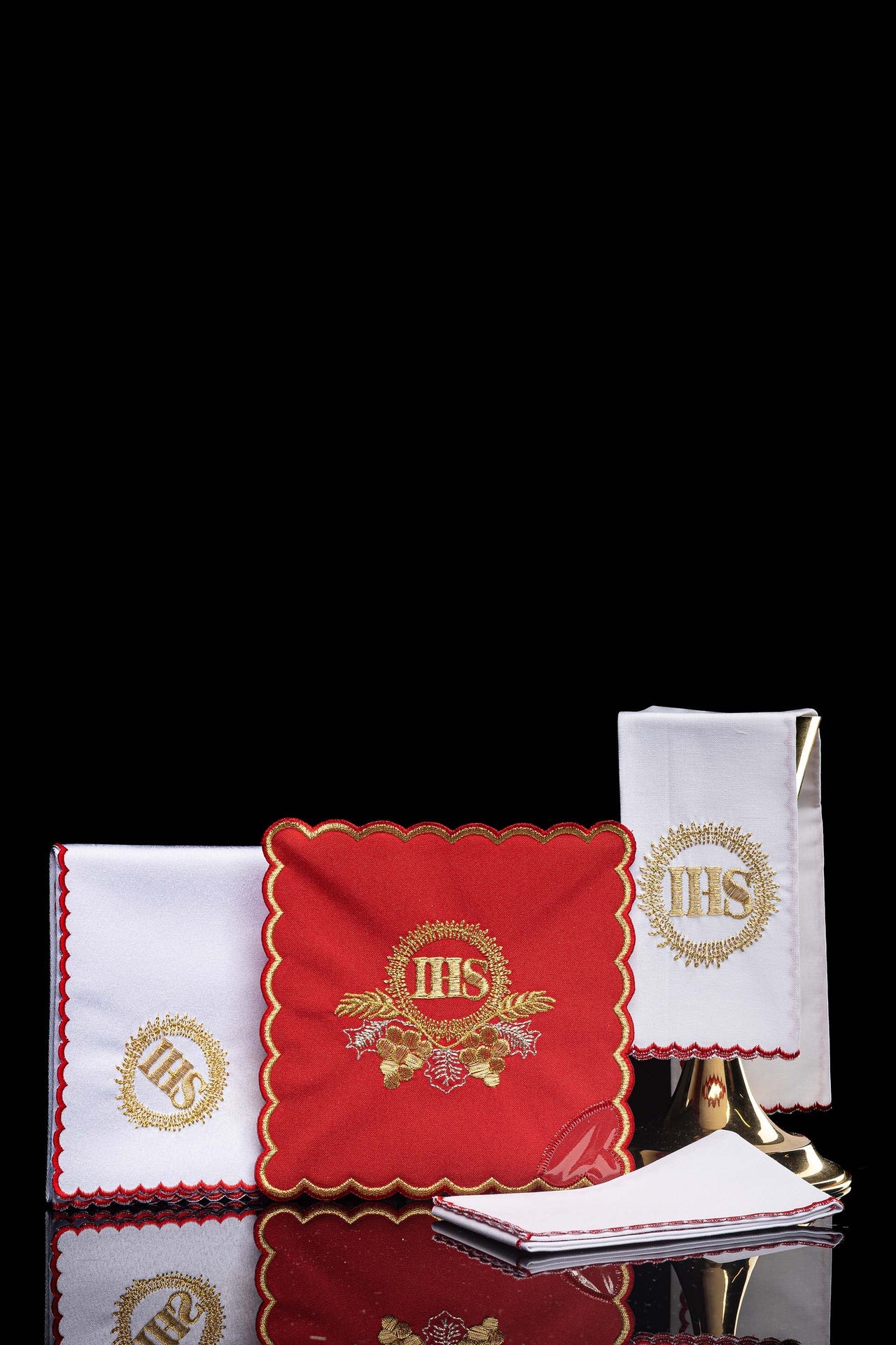 Ensemble de linge de calice brodé avec motif IHS rouge