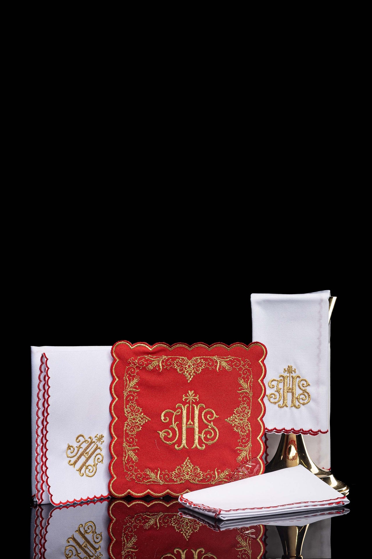 Ensemble de linge de calice brodé avec motif IHS rouge