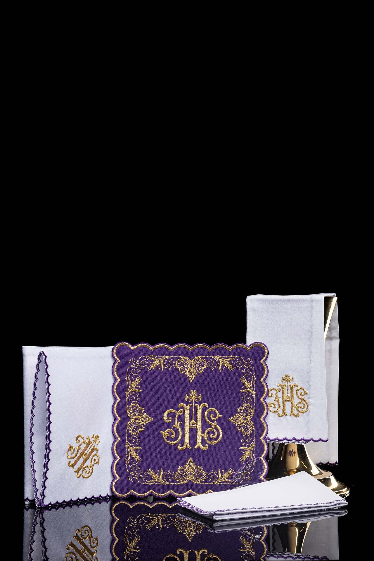 Ensemble de linge de calice brodé avec motif IHS violet