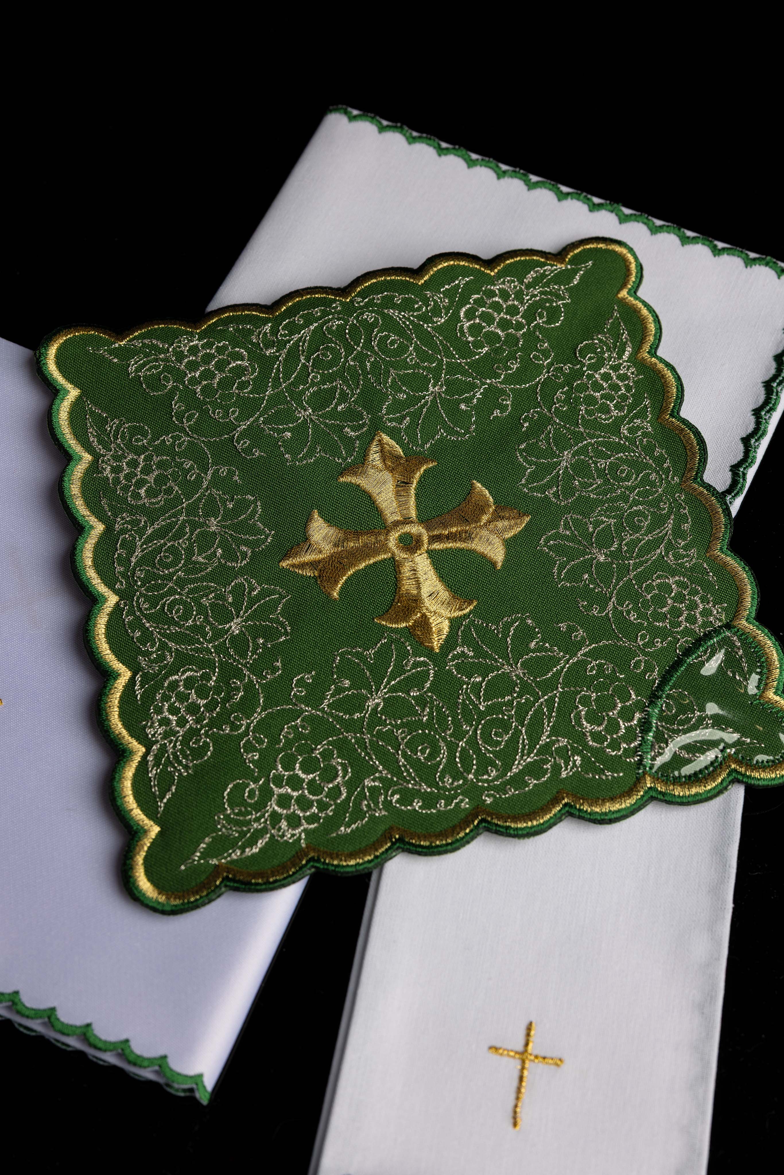 Ensemble de linge d’autel brodé avec motif de croix vert