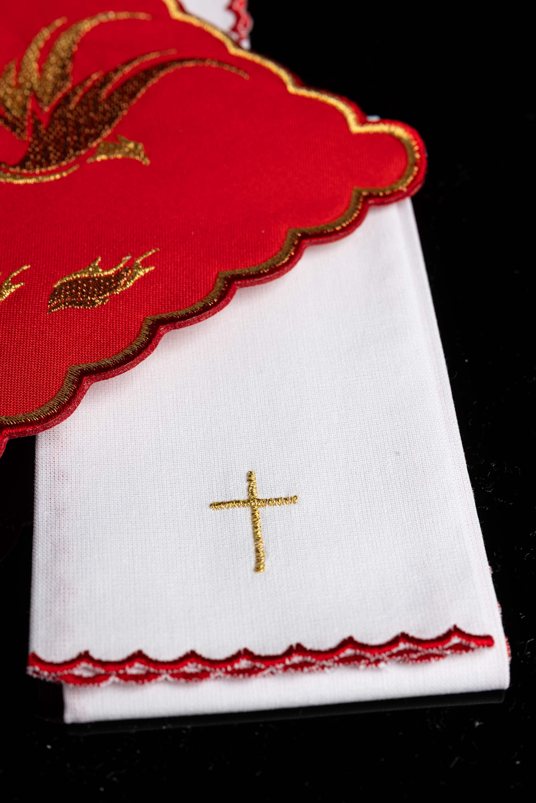 Linge d’autel rouge avec broderie du Saint-Esprit