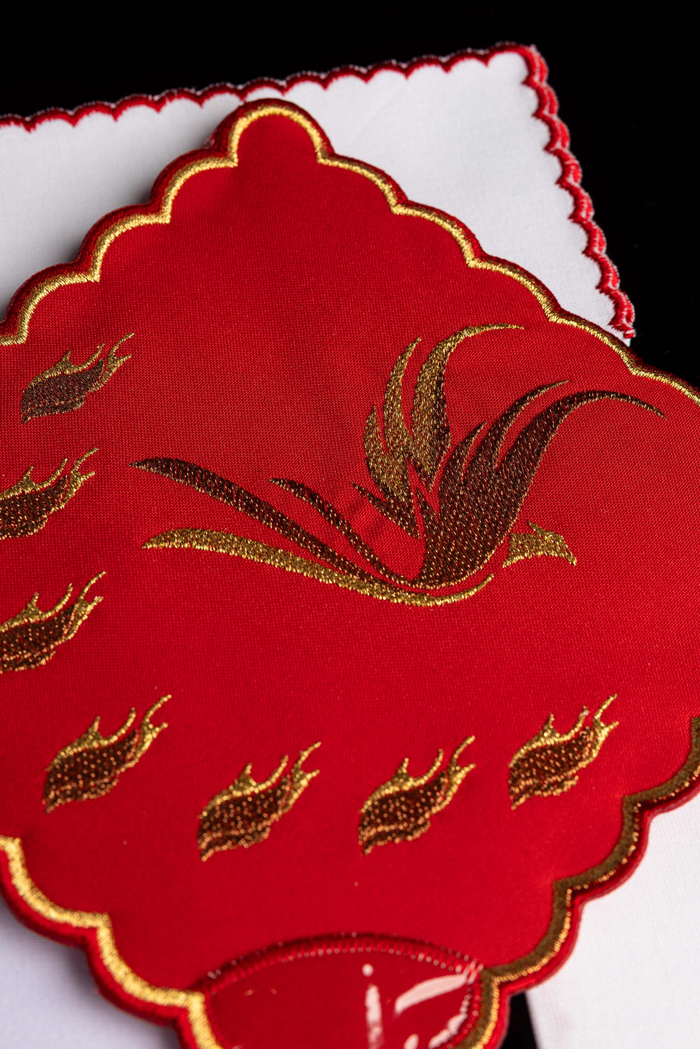 Linge d’autel rouge avec broderie du Saint-Esprit