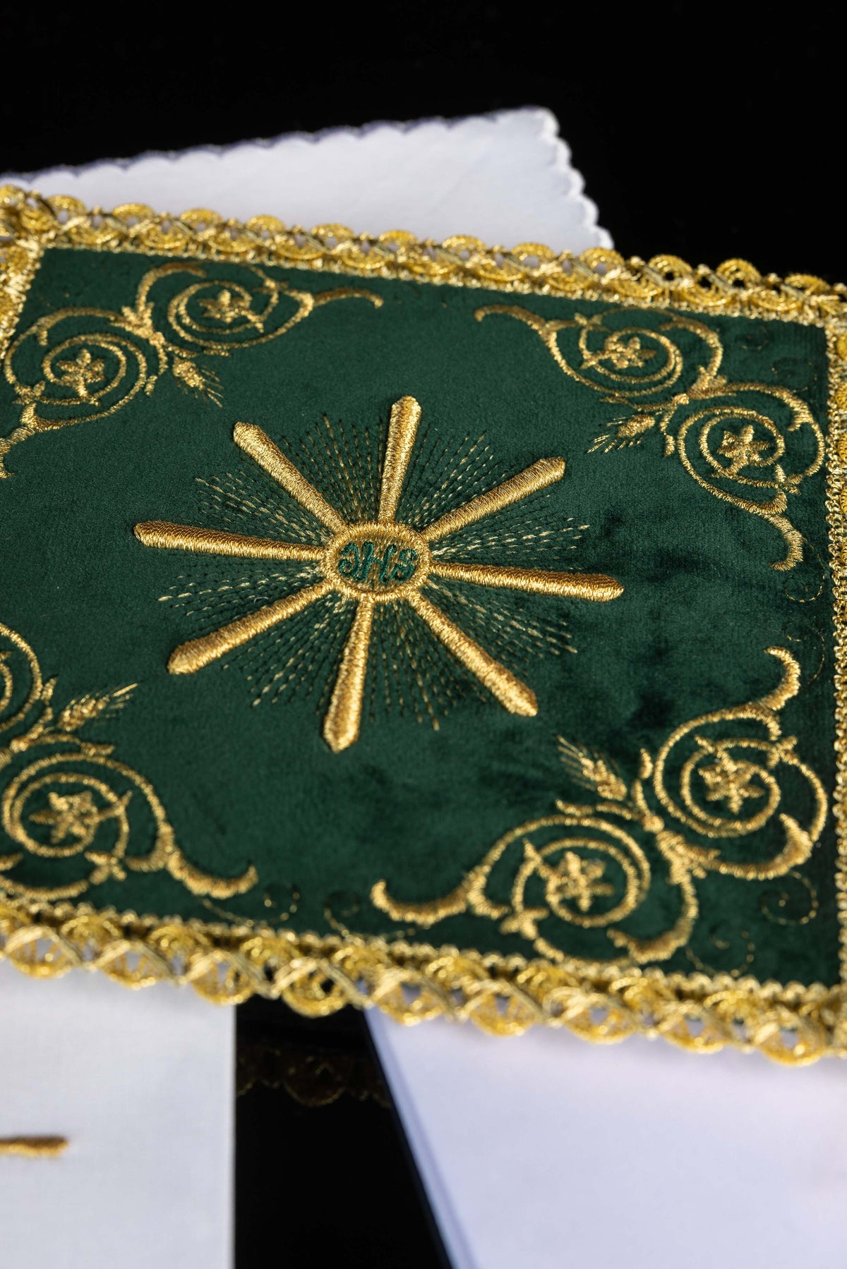 Linge d’autel brodé en velours vert
