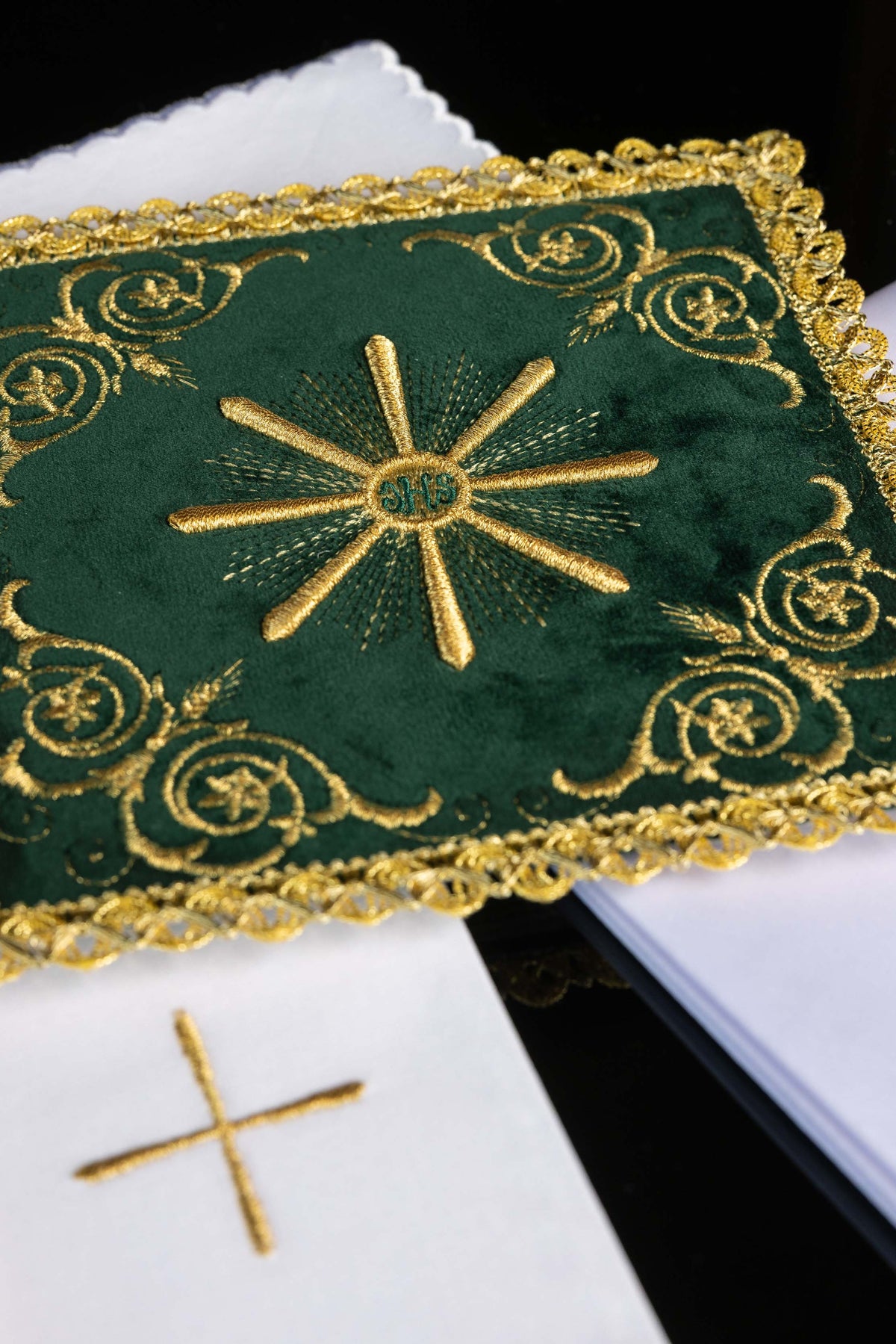 Linge d’autel brodé en velours vert