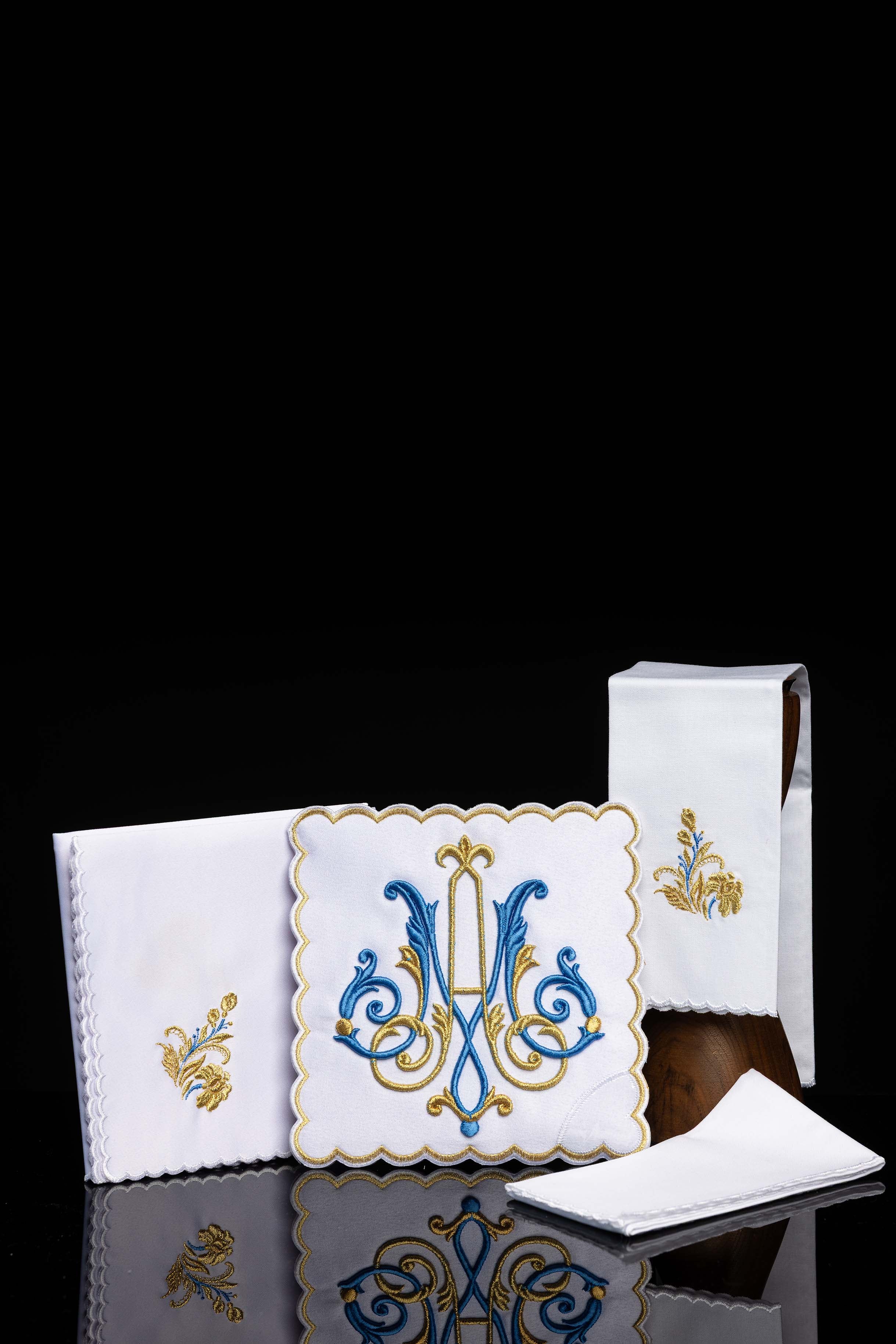 Ensemble liturgique de linges d’autel avec motif marial brodé