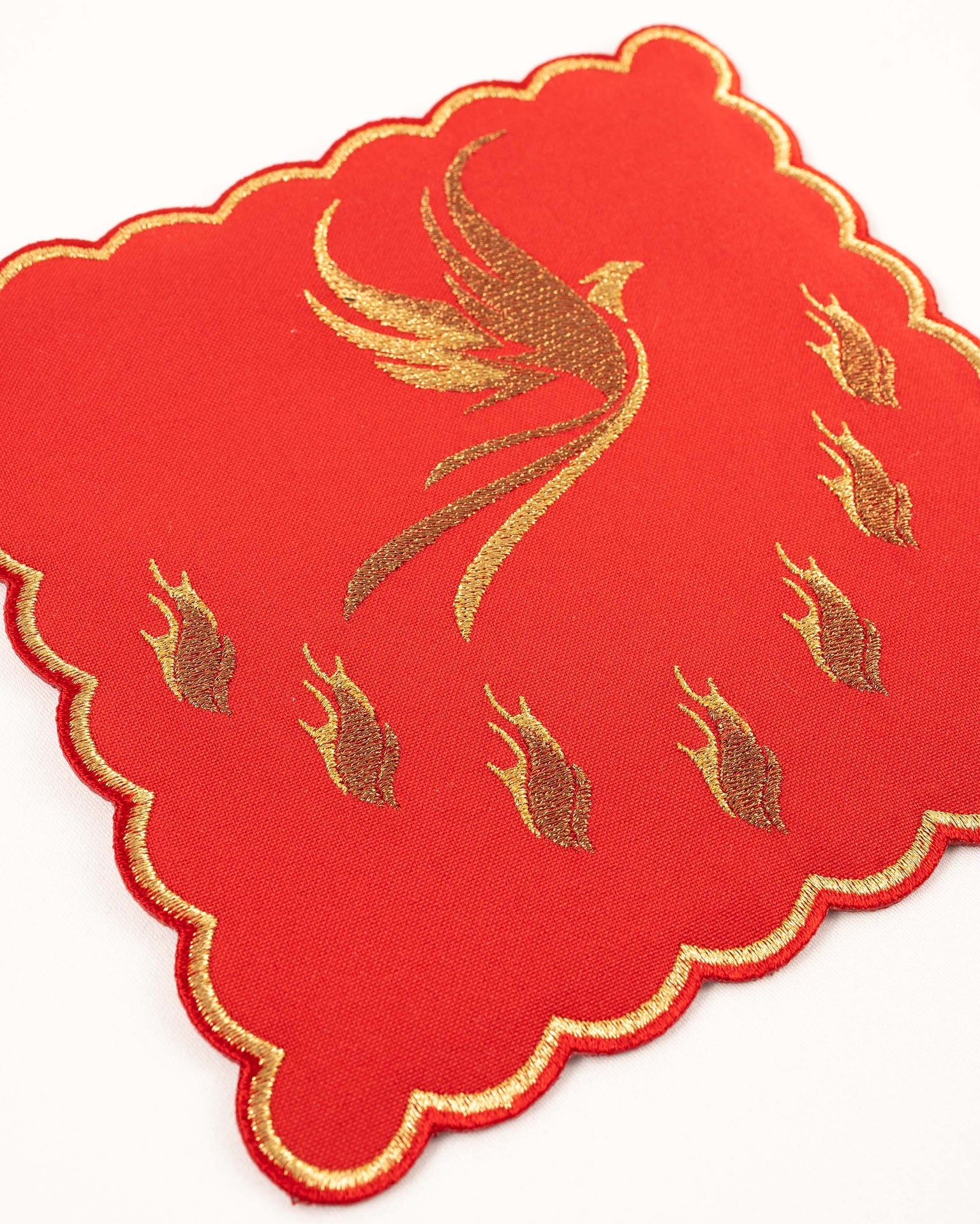 Linge d’autel rouge avec broderie du Saint-Esprit