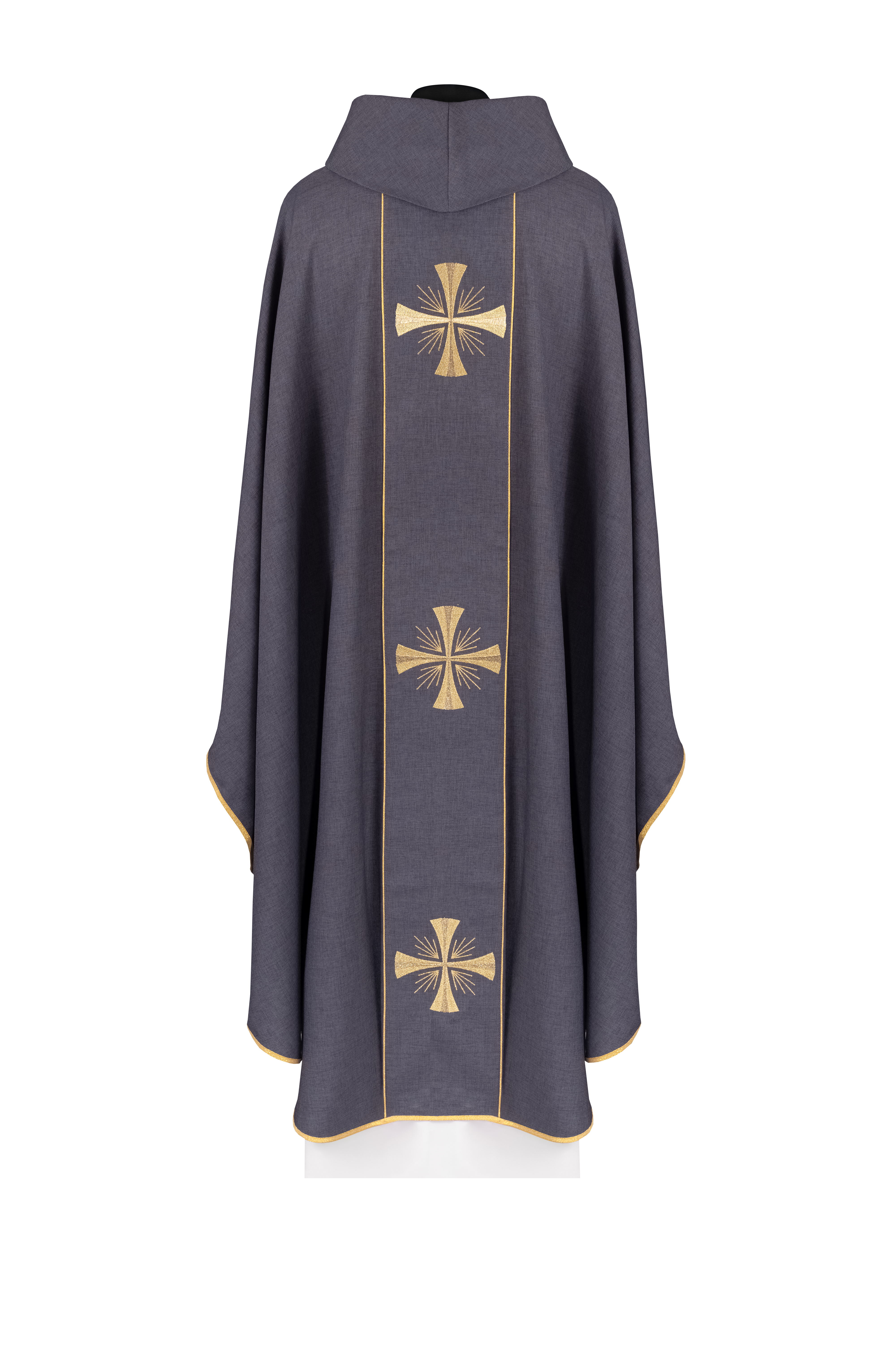 Chasuble avec bande violette et broderie de croix