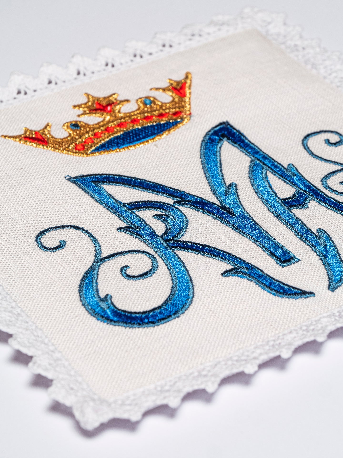 Linge d'autel brodé avec le symbole marial