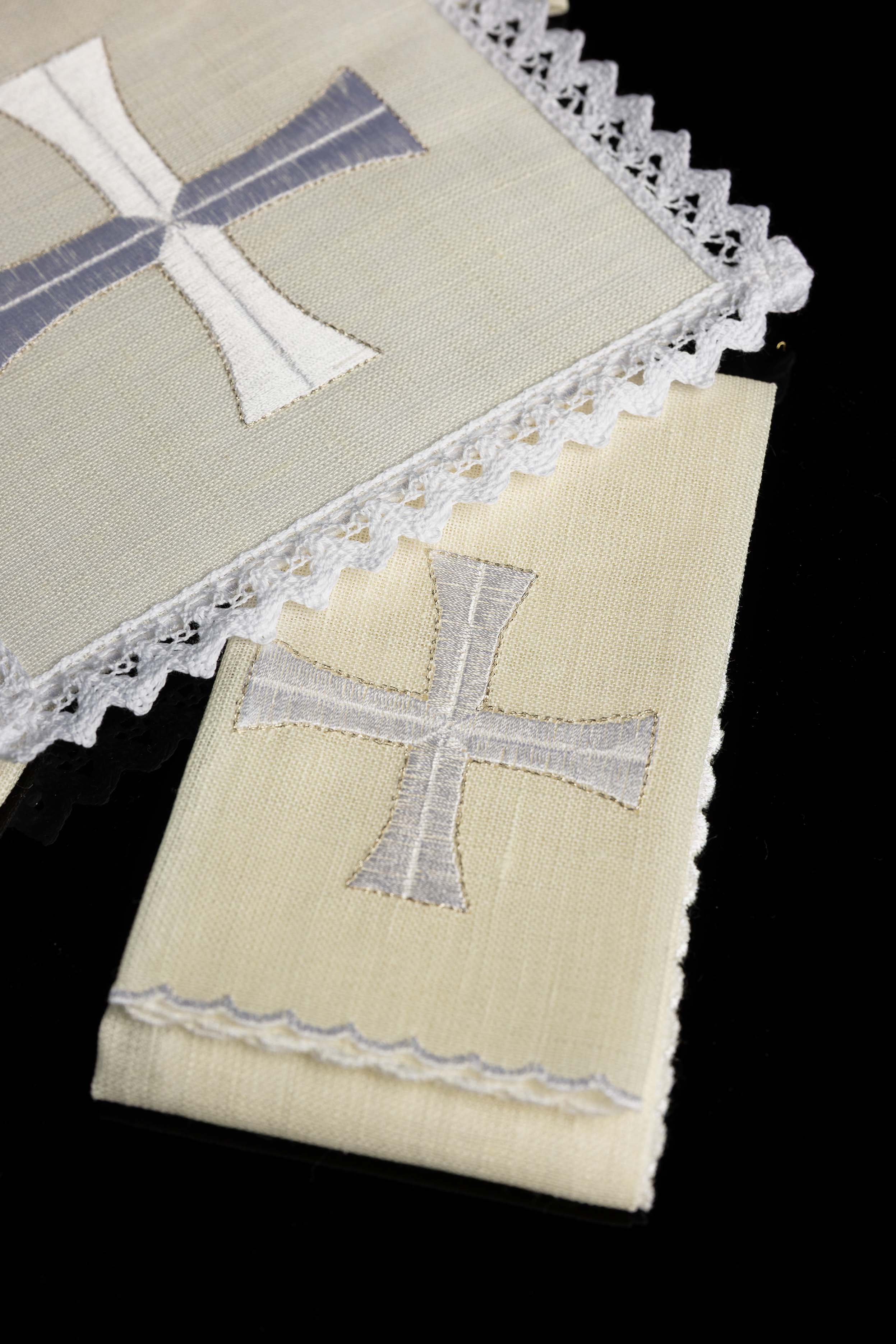 Linge d'autel avec une broderie délicate de croix