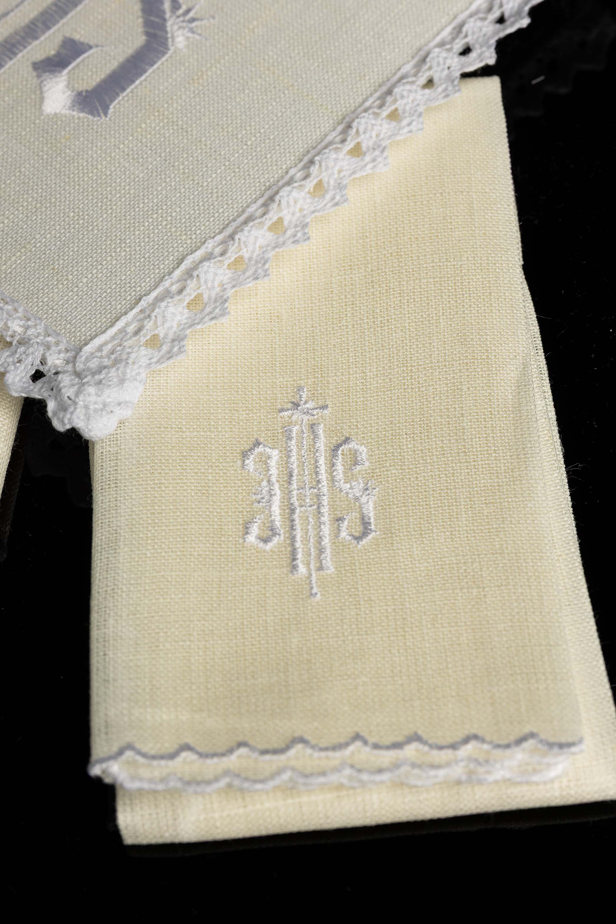 Linge d'autel en lin brodé IHS lin avec broderie blanche