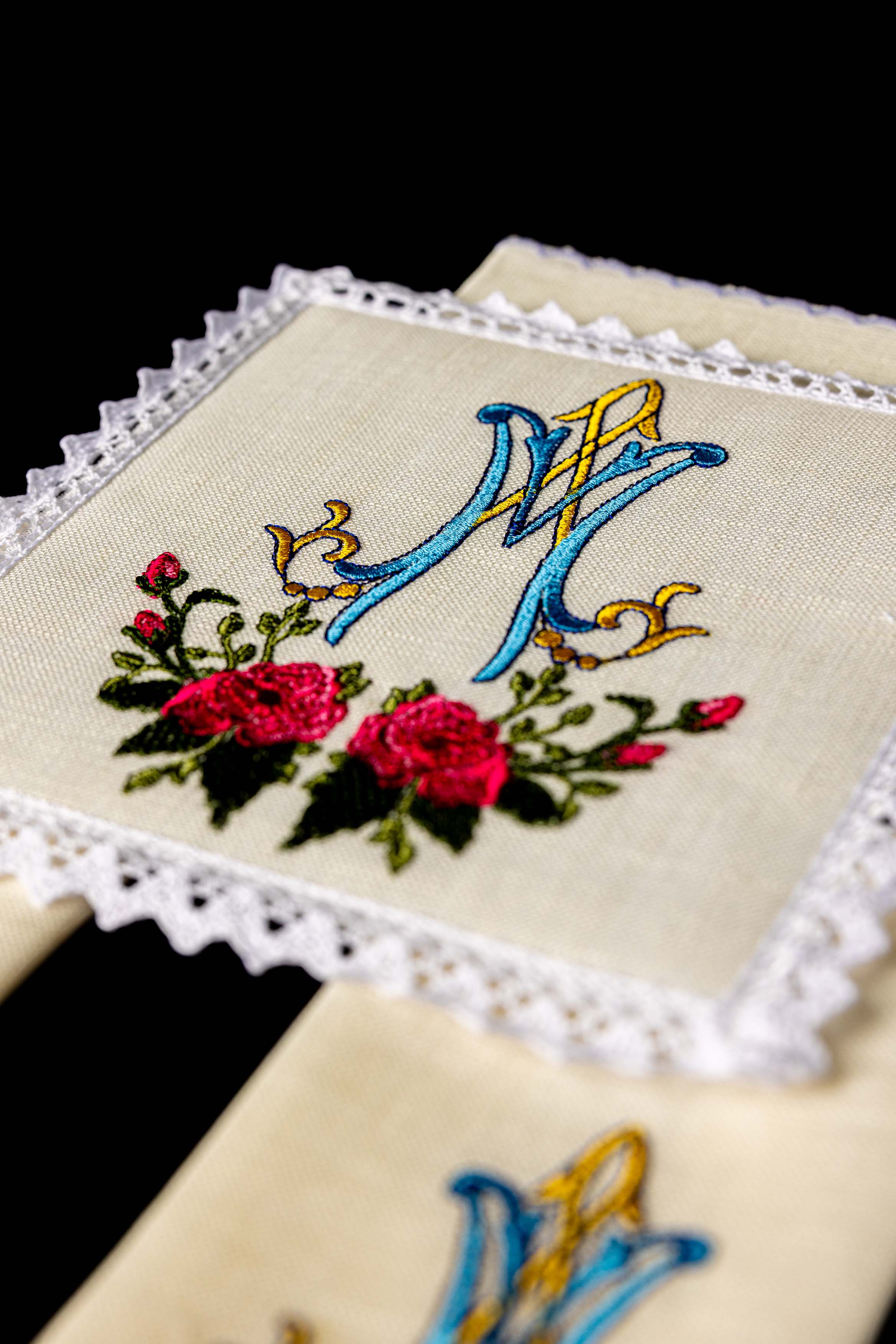 Linge d'autel en lin brodé avec un motif marial coloré