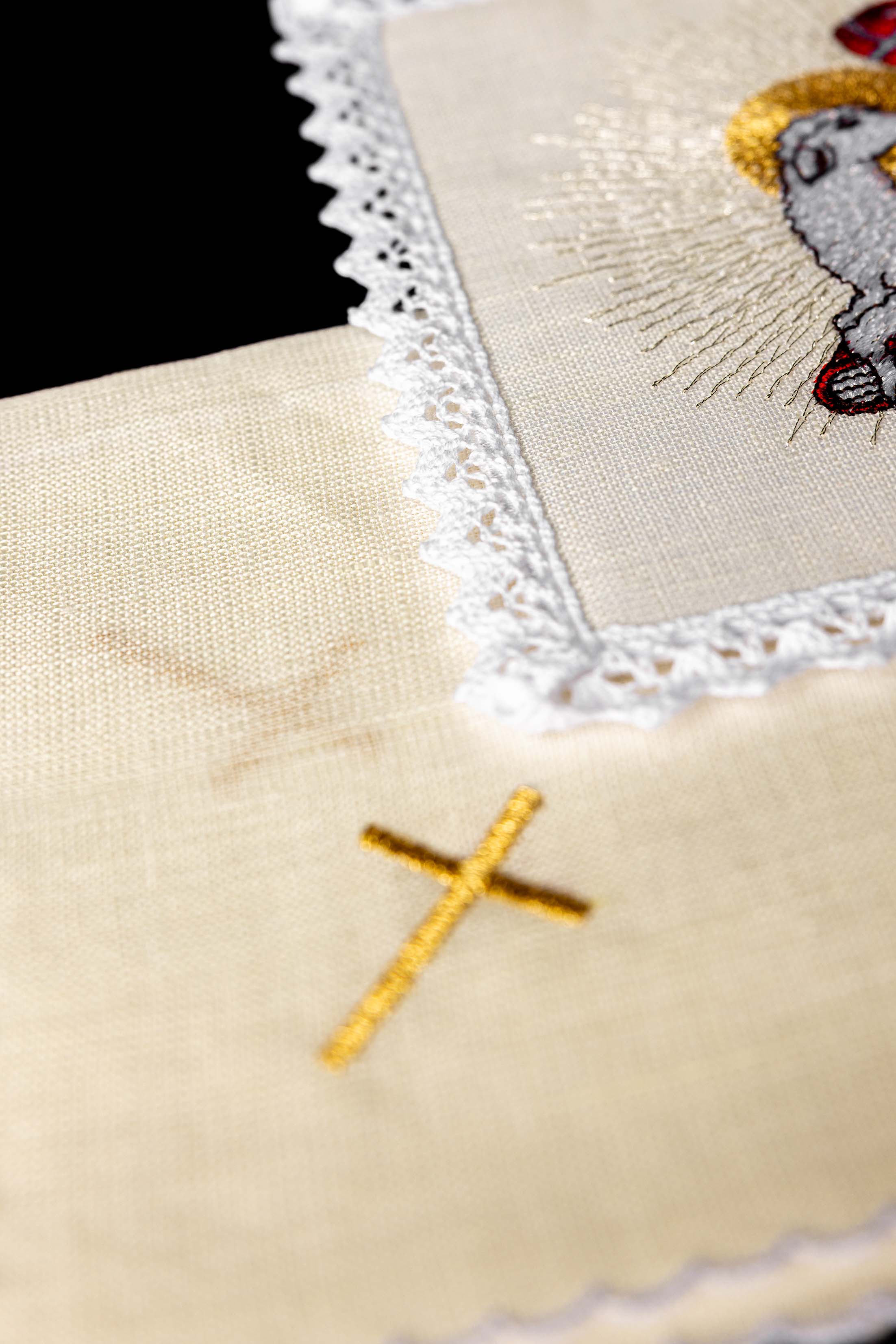 Linge d'autel en lin avec broderie en peau d'agneau