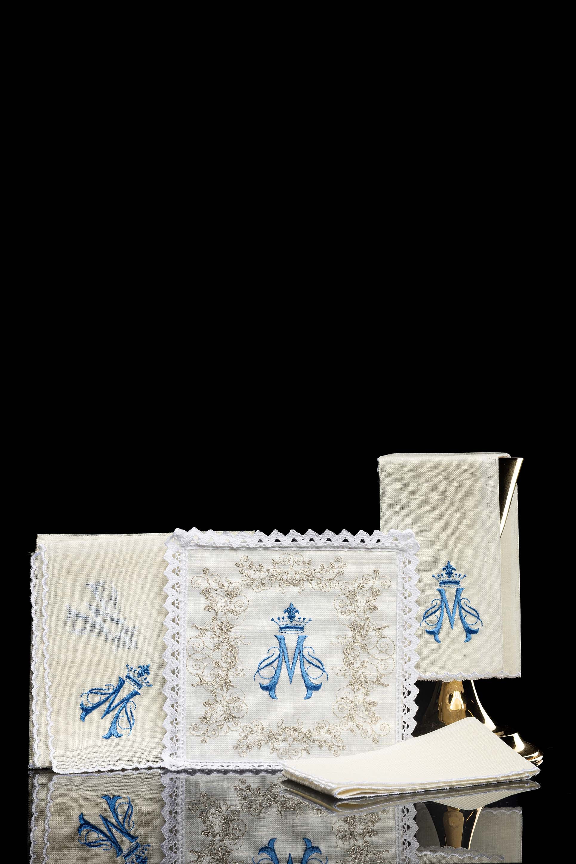 Linge d'autel en lin brodé avec le motif marial