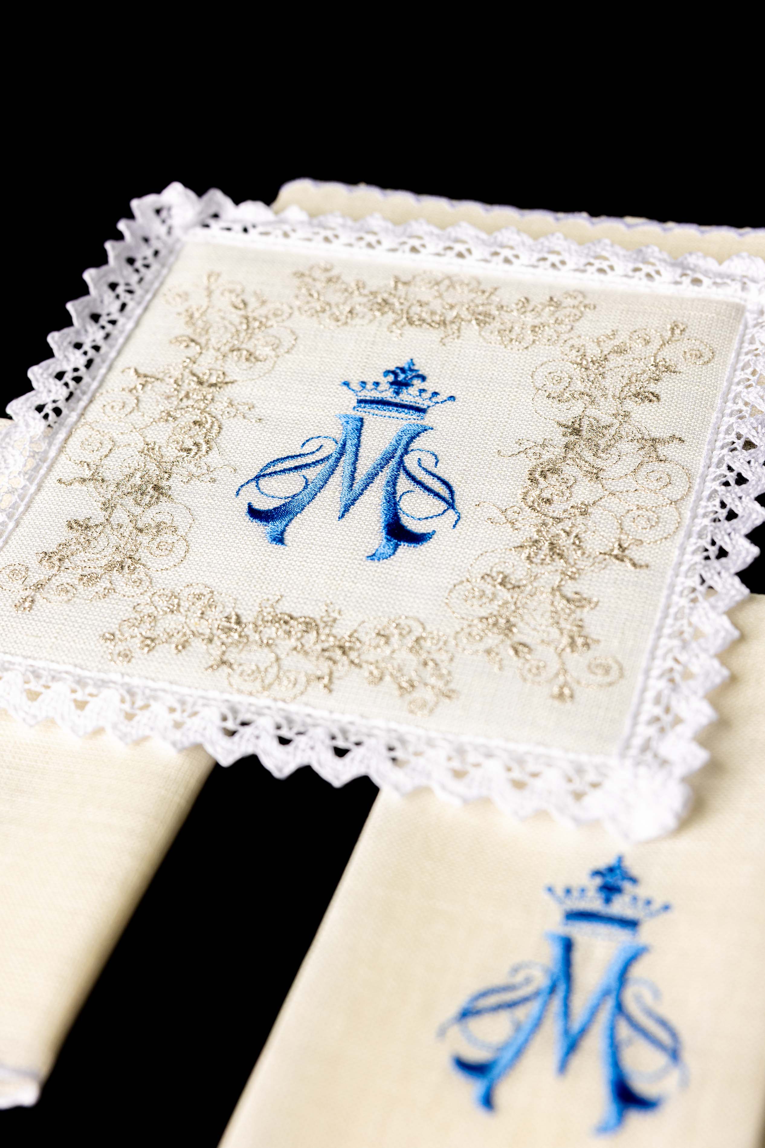 Linge d'autel en lin brodé avec le motif marial