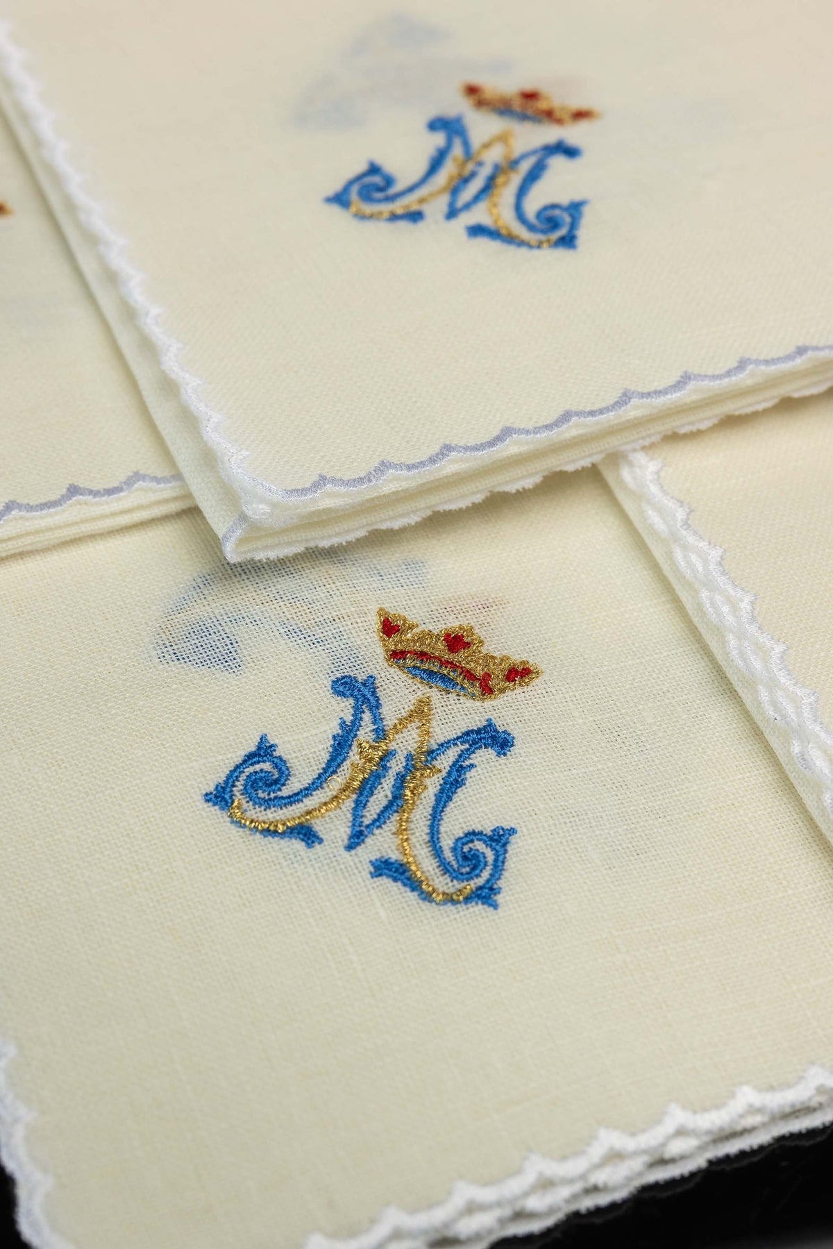Ensemble de 5 corporaux liturgiques en lin avec broderie mariale