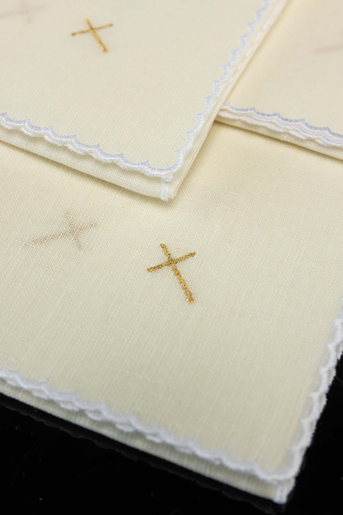 Ensemble de 5 corporaux liturgiques en lin avec broderie dorée