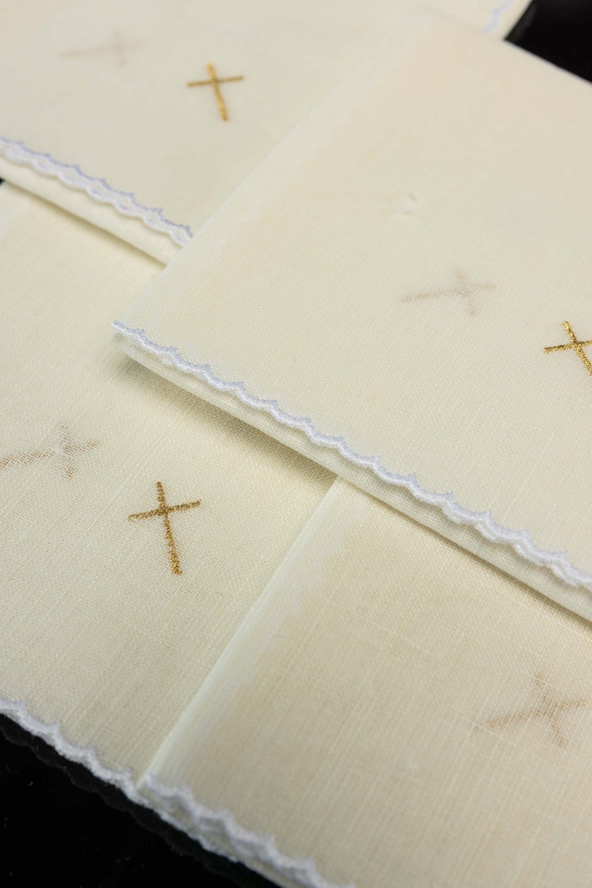 Ensemble de 5 corporaux liturgiques en lin avec broderie dorée