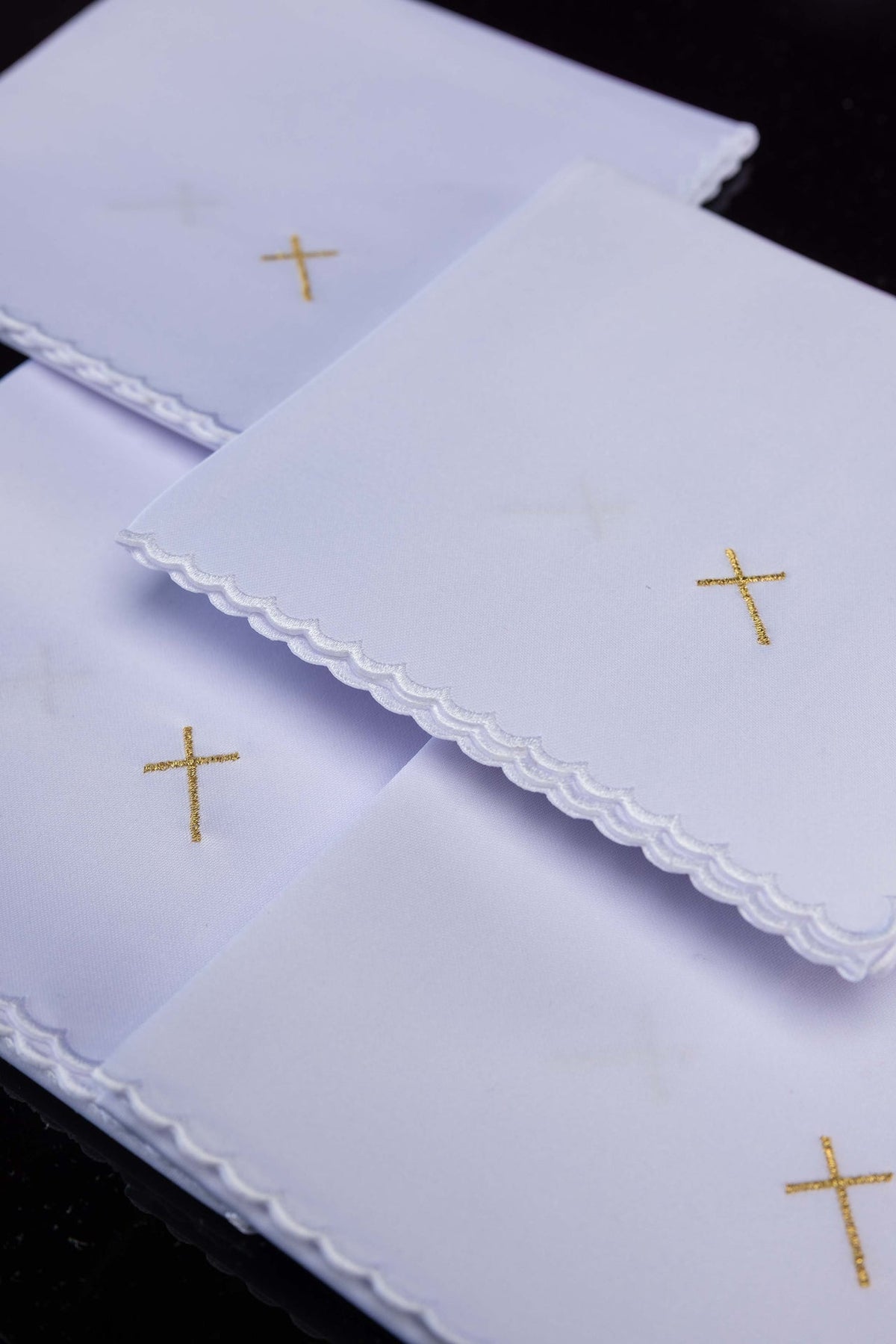 Corporaux liturgiques blancs, lot de 5 avec croix dorée brodée