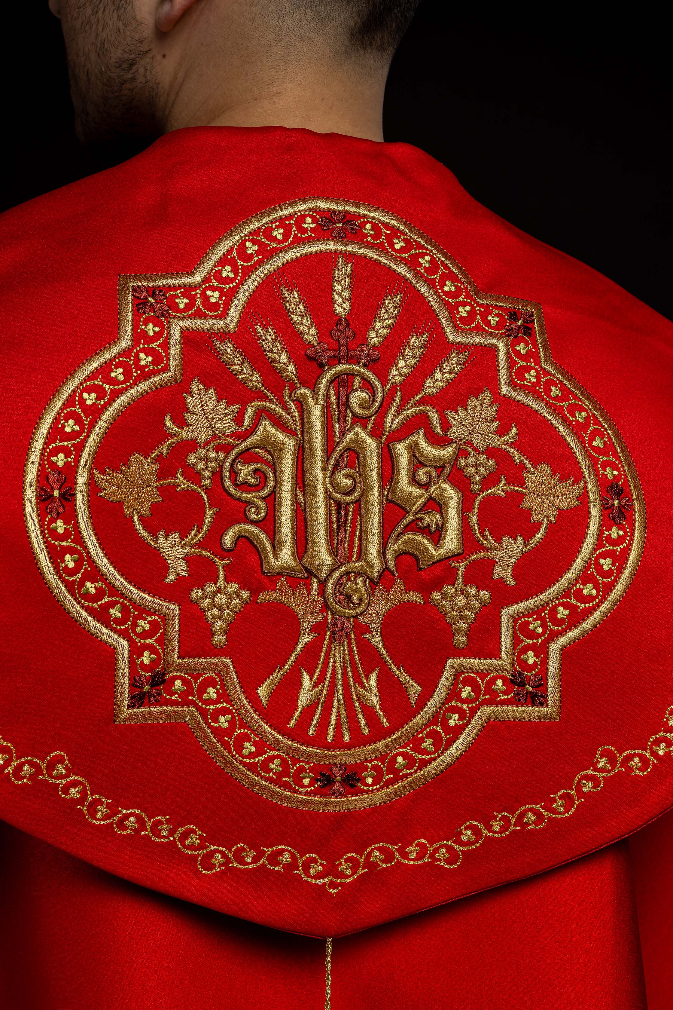 Kapa liturgiczna haftowana IHS w kolorze czerwonym - ORNATY.PL