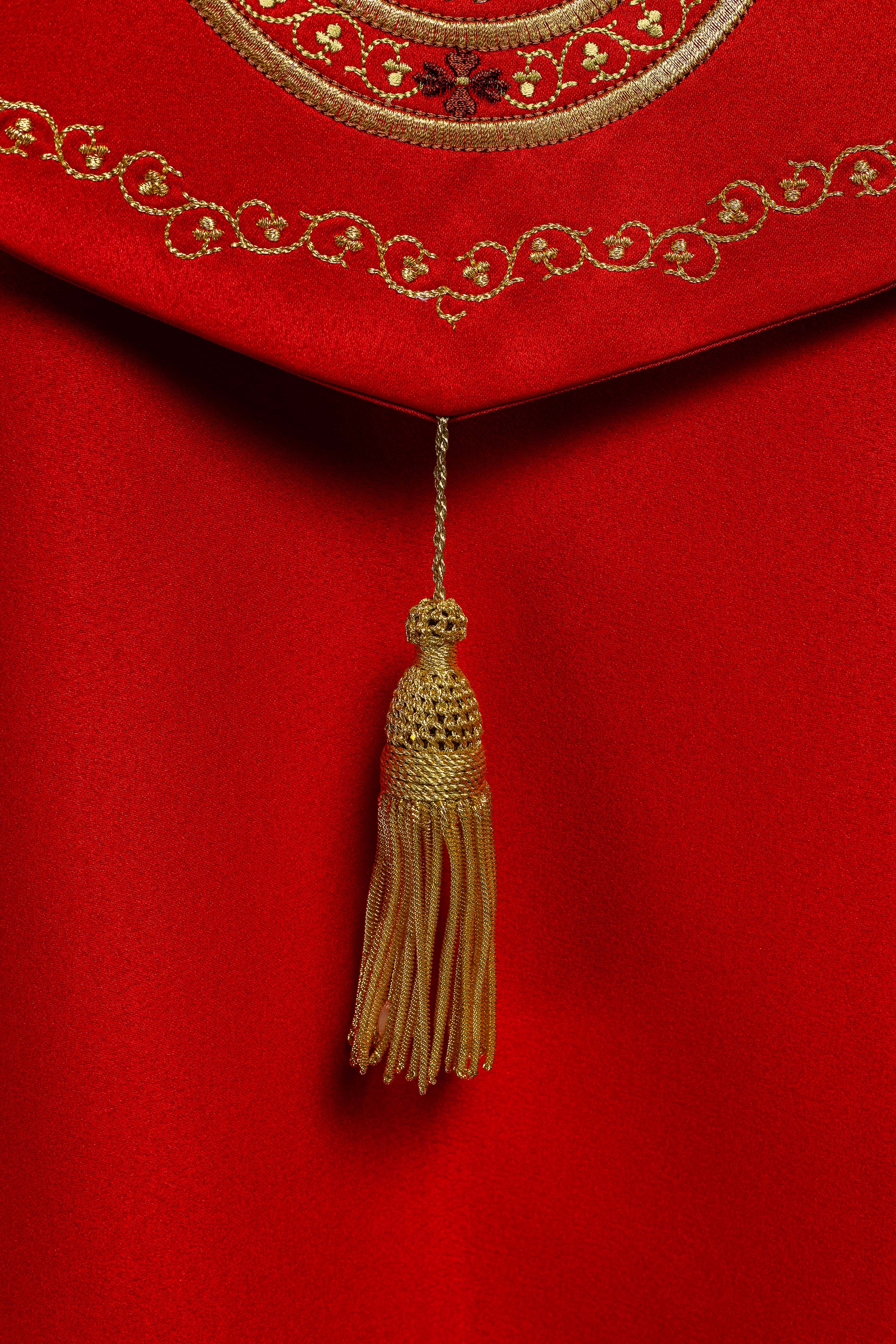 Kapa liturgiczna haftowana IHS w kolorze czerwonym - ORNATY.PL