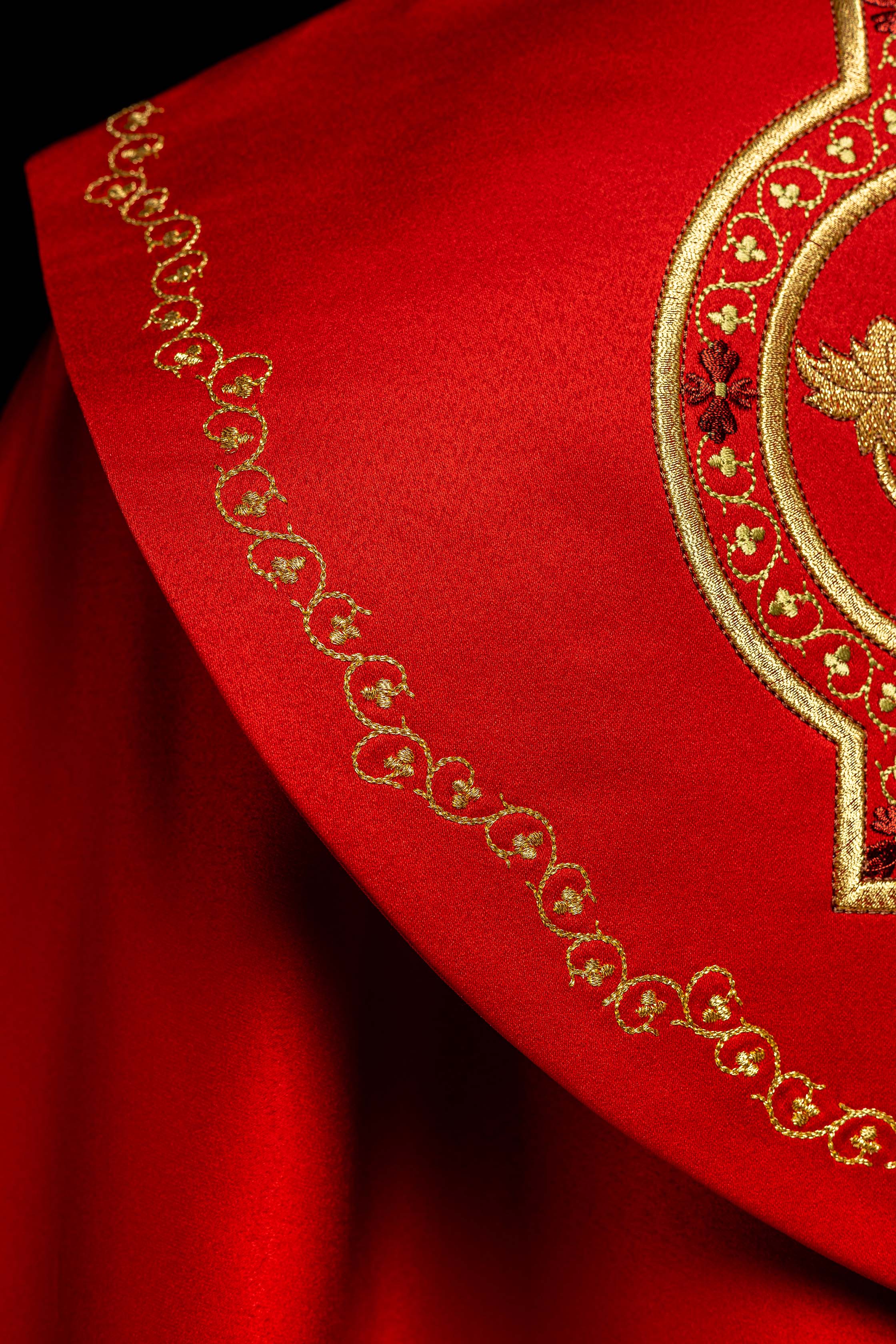 Kapa liturgiczna haftowana IHS w kolorze czerwonym - ORNATY.PL