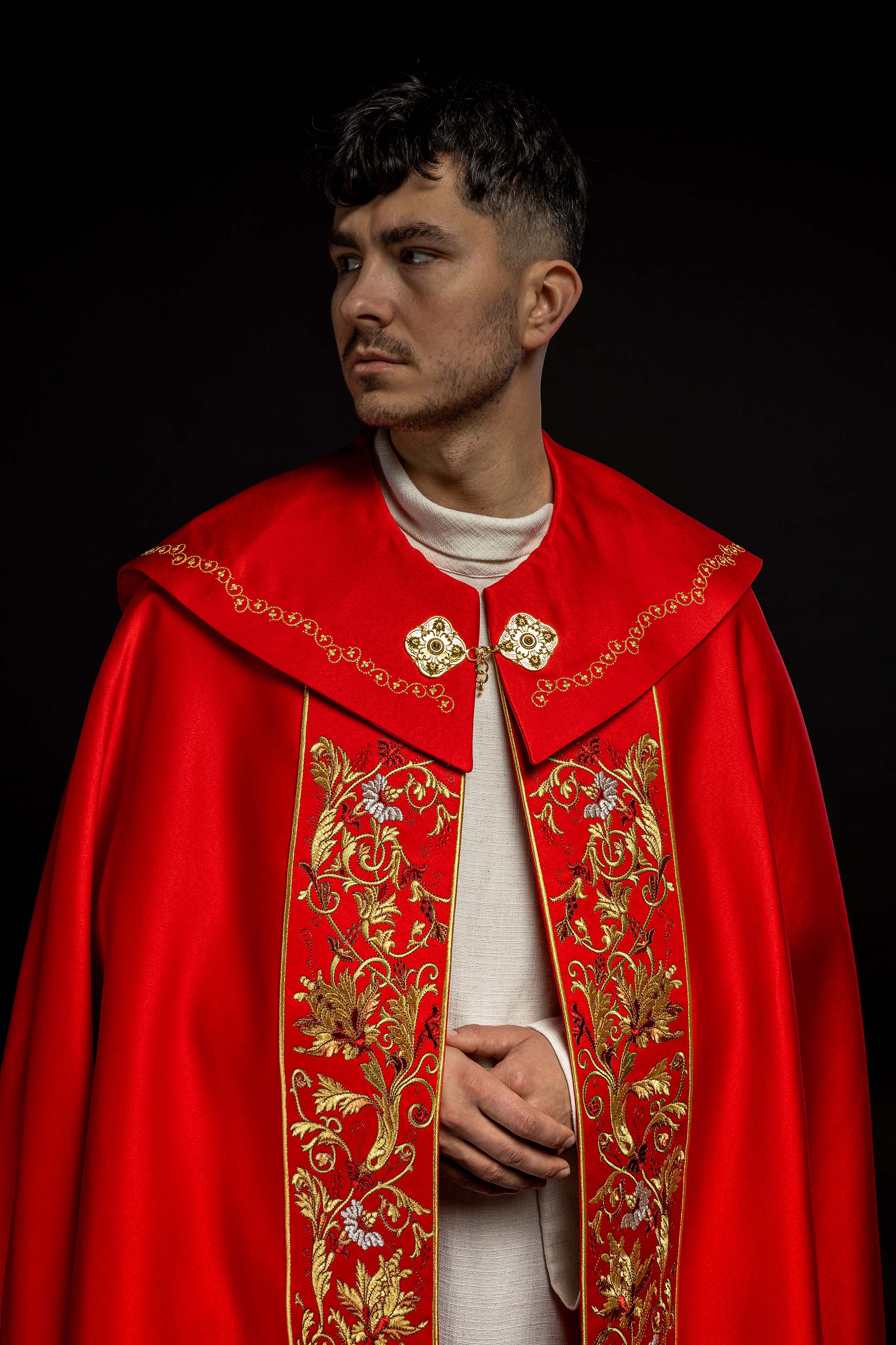 Kapa liturgiczna haftowana IHS w kolorze czerwonym - ORNATY.PL