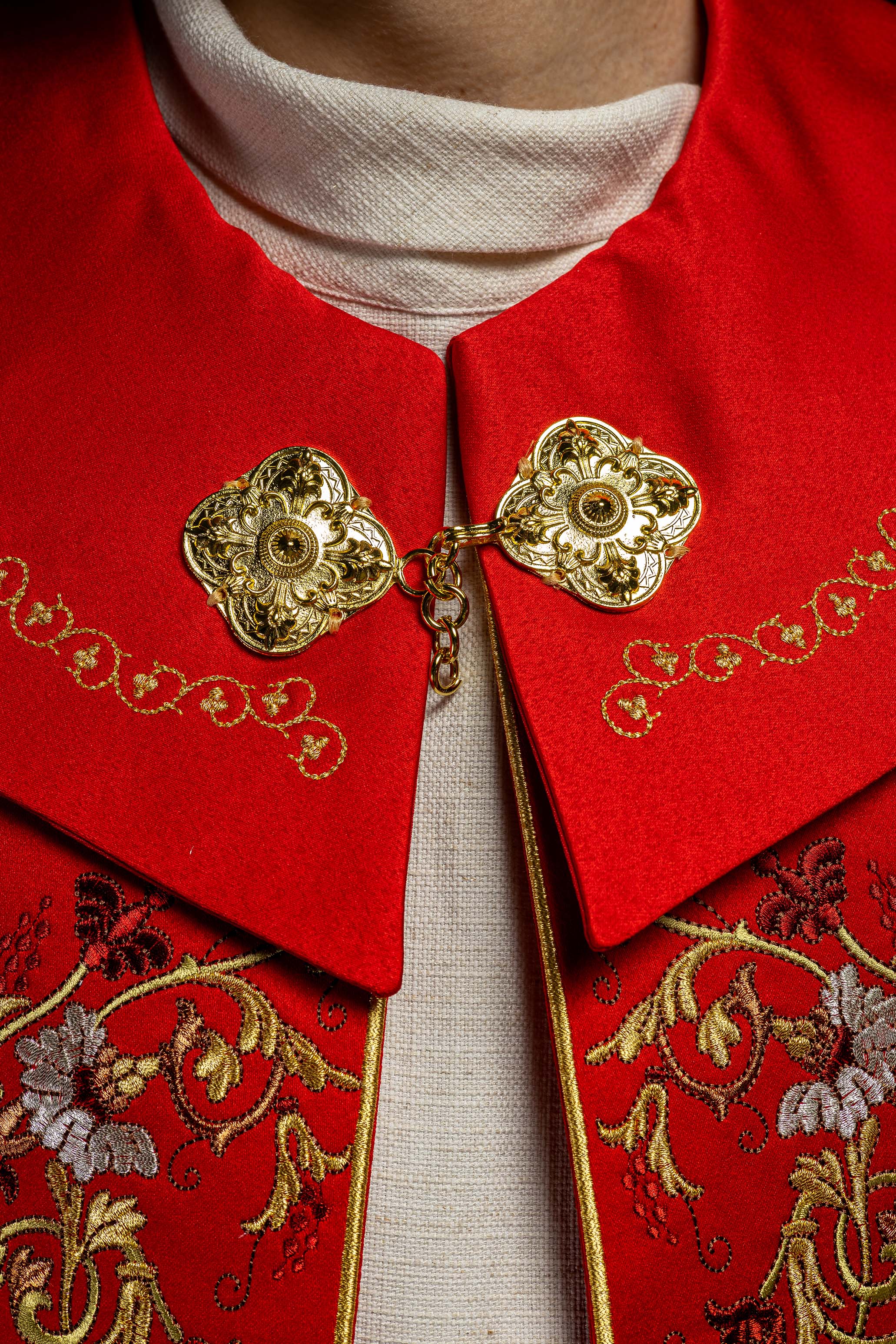 Kapa liturgiczna haftowana IHS w kolorze czerwonym - ORNATY.PL