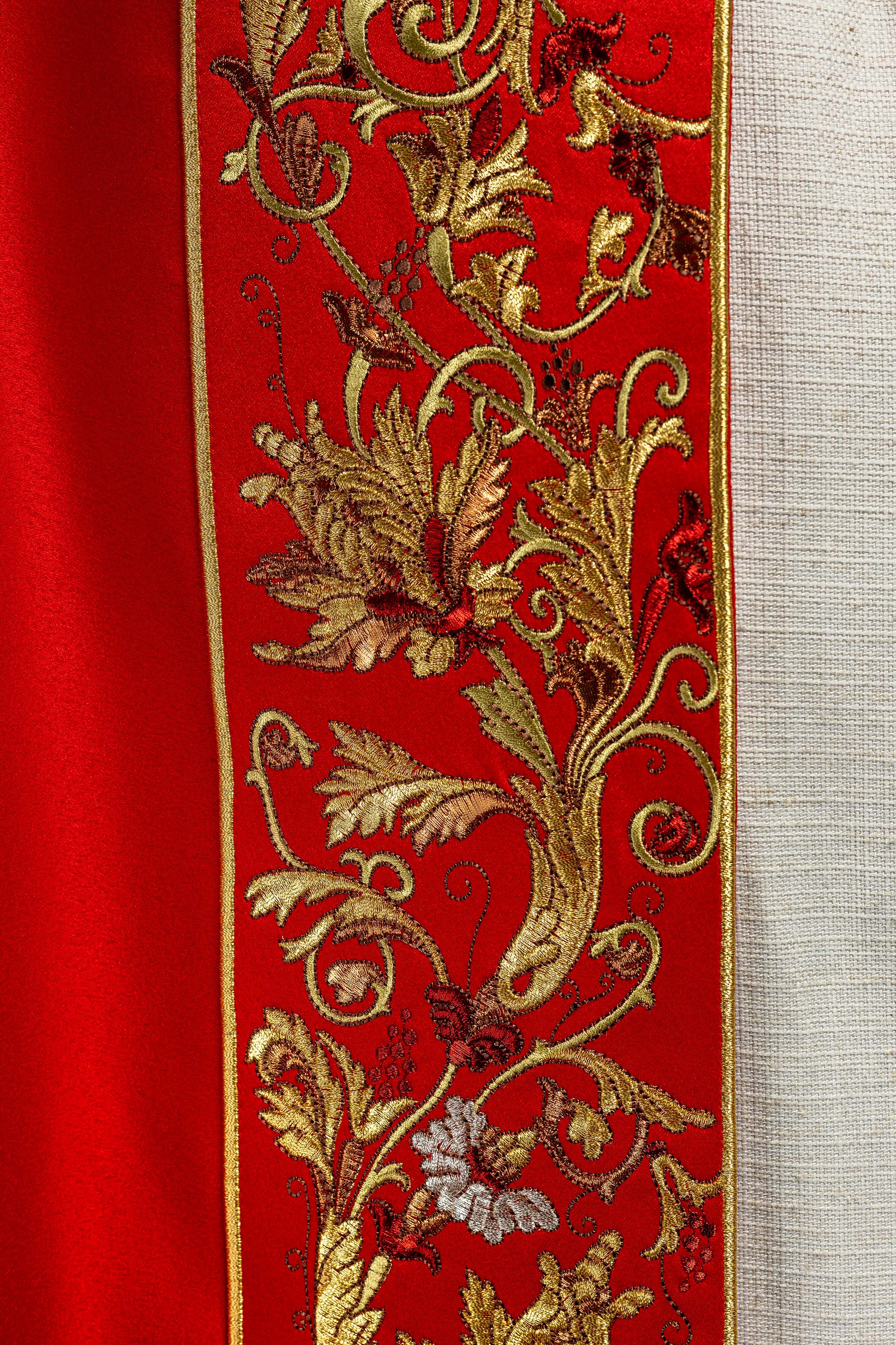 Kapa liturgiczna haftowana IHS w kolorze czerwonym - ORNATY.PL