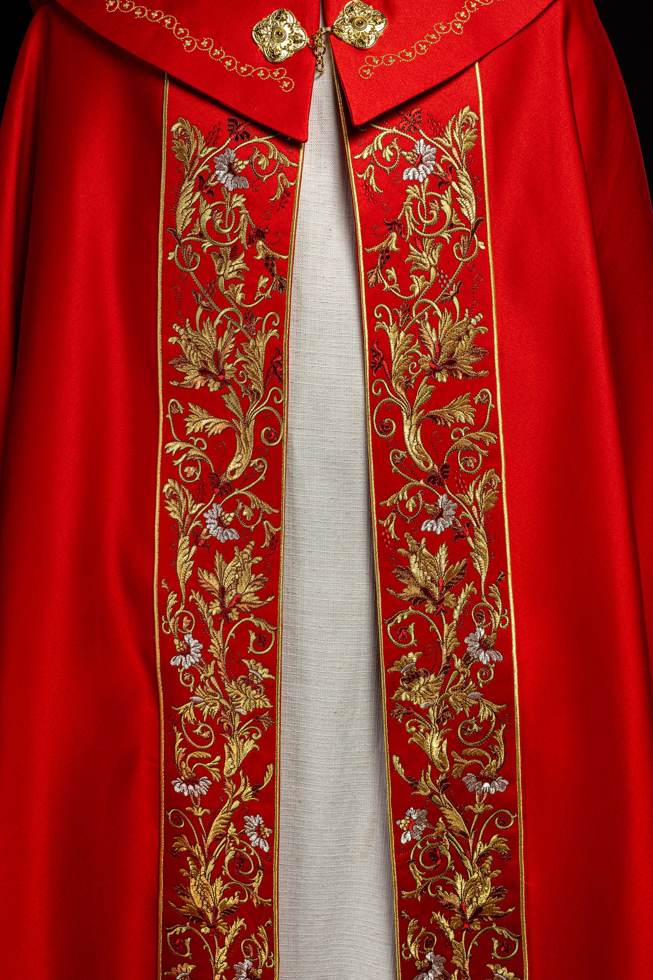 Kapa liturgiczna haftowana IHS w kolorze czerwonym - ORNATY.PL