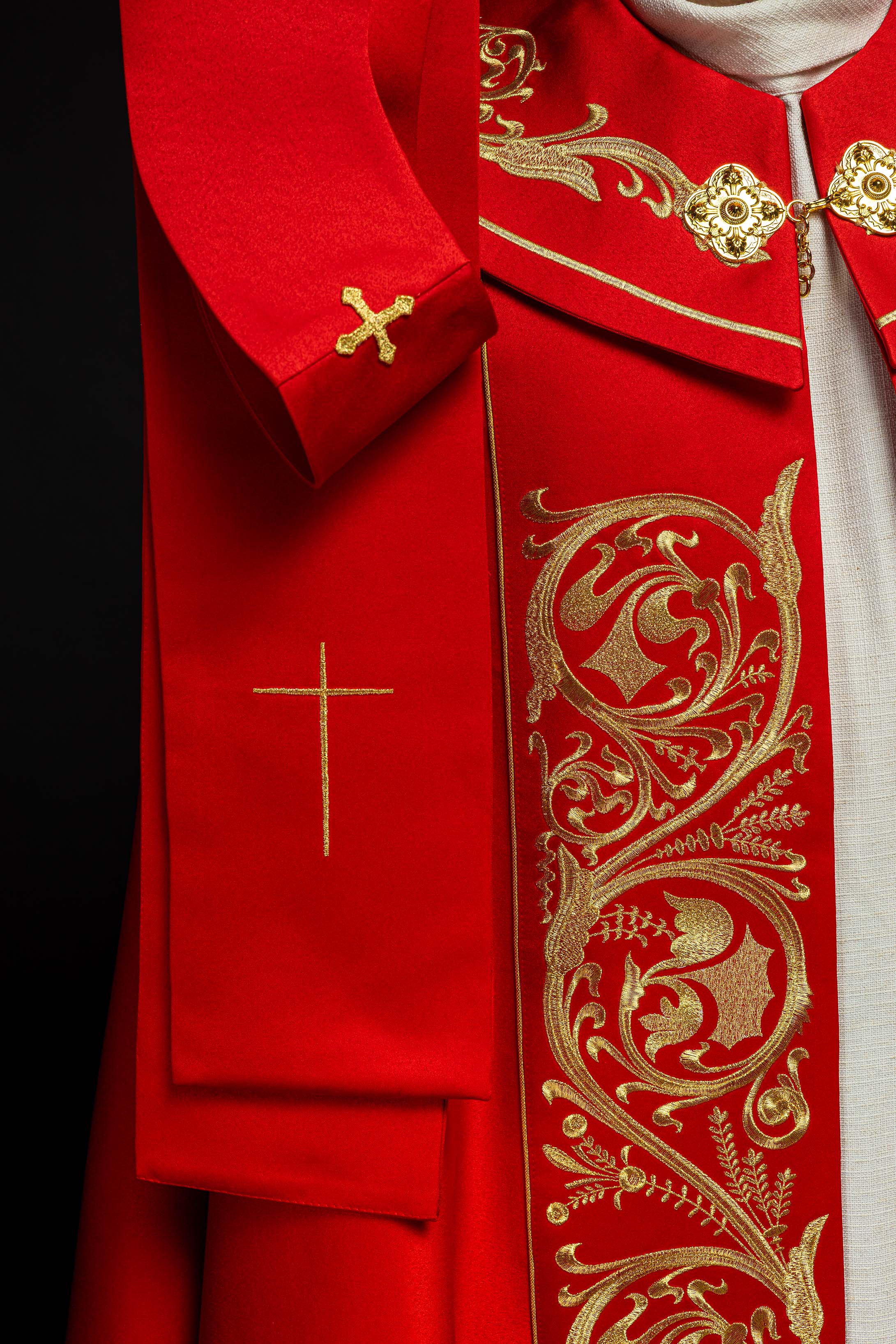 Kapa liturgiczna bogato haftowana IHS w kolorze czerwonym - ORNATY.PL