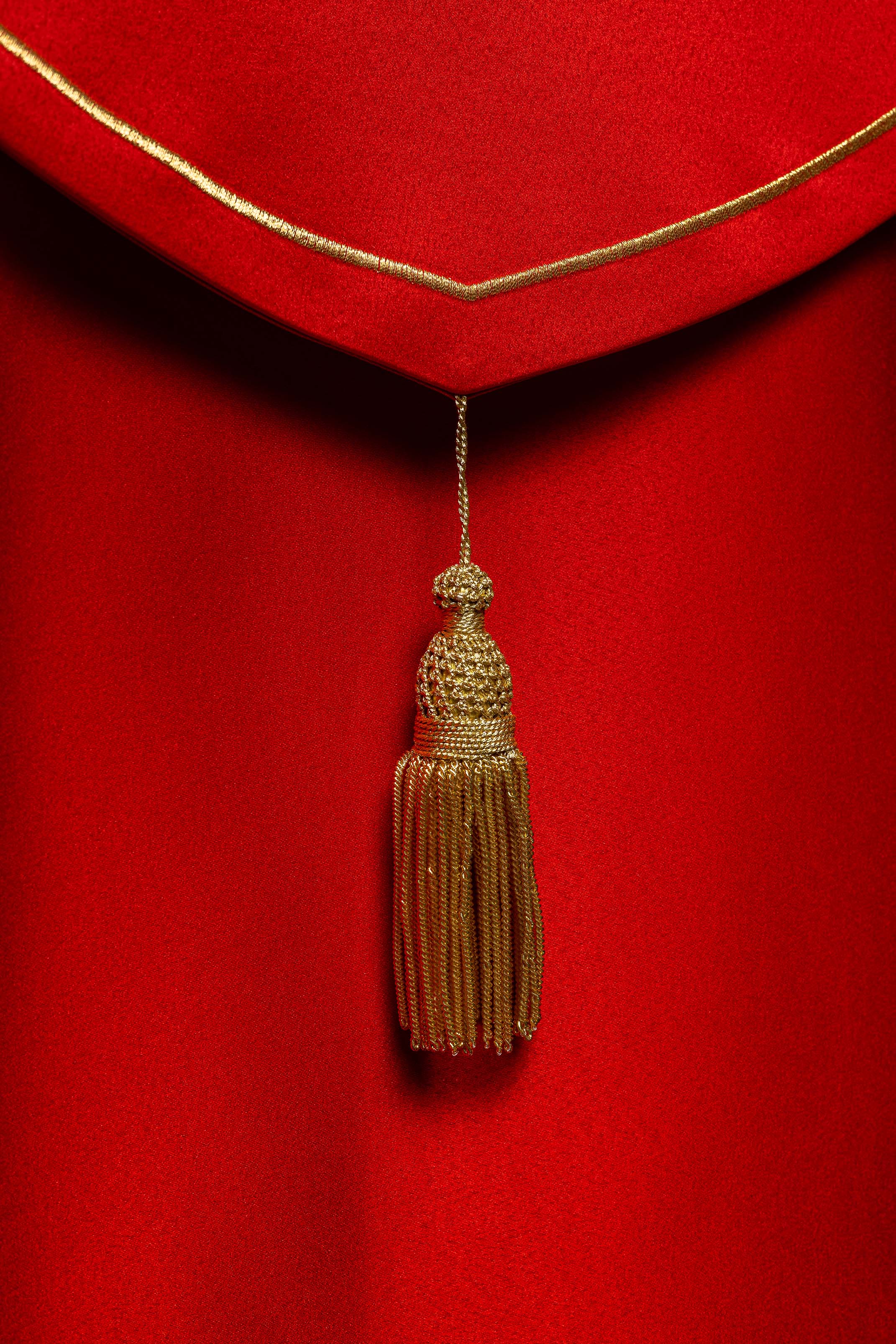 Chape liturgique rouge avec broderie de croix d'or