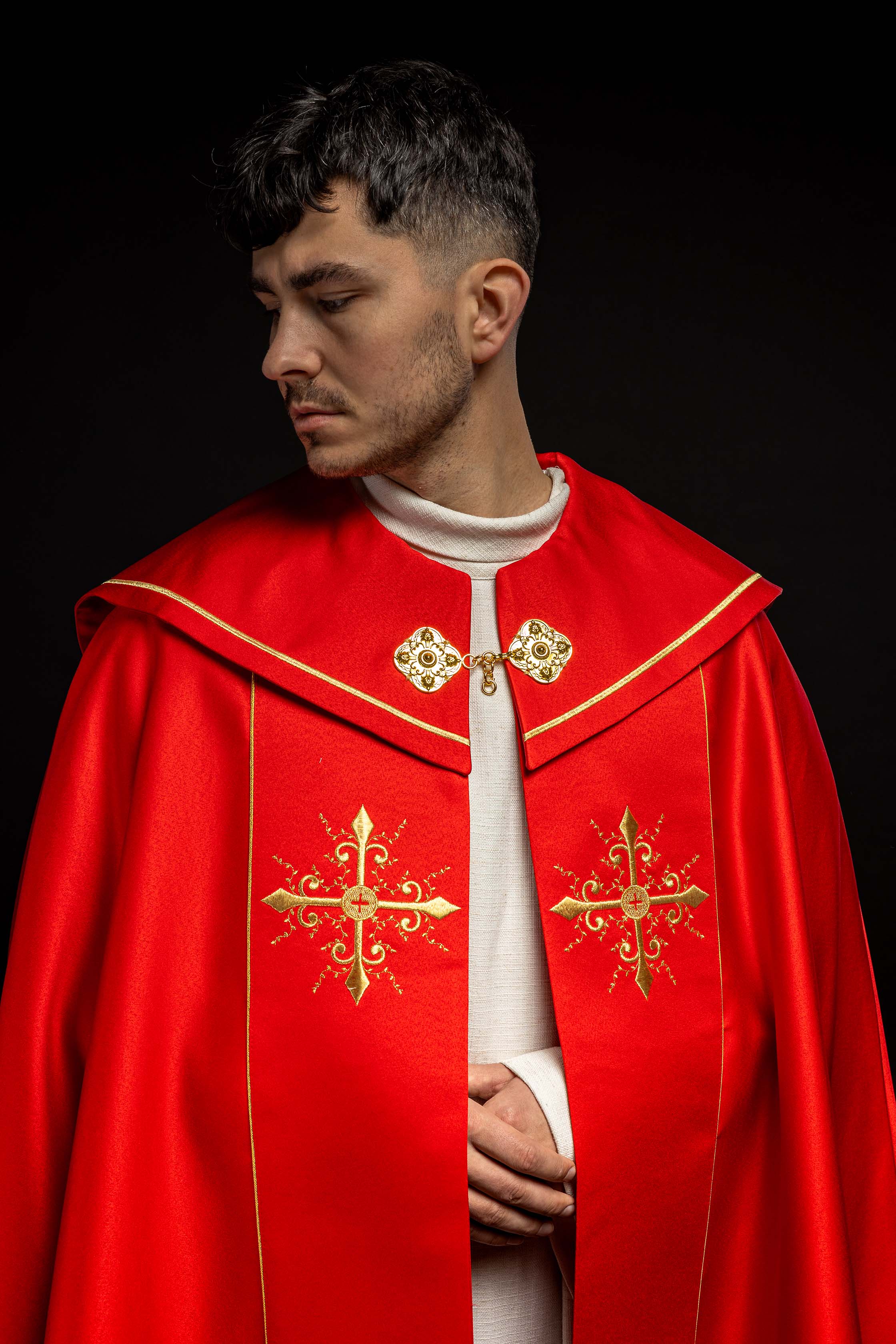 Chape liturgique rouge avec broderie de croix d'or