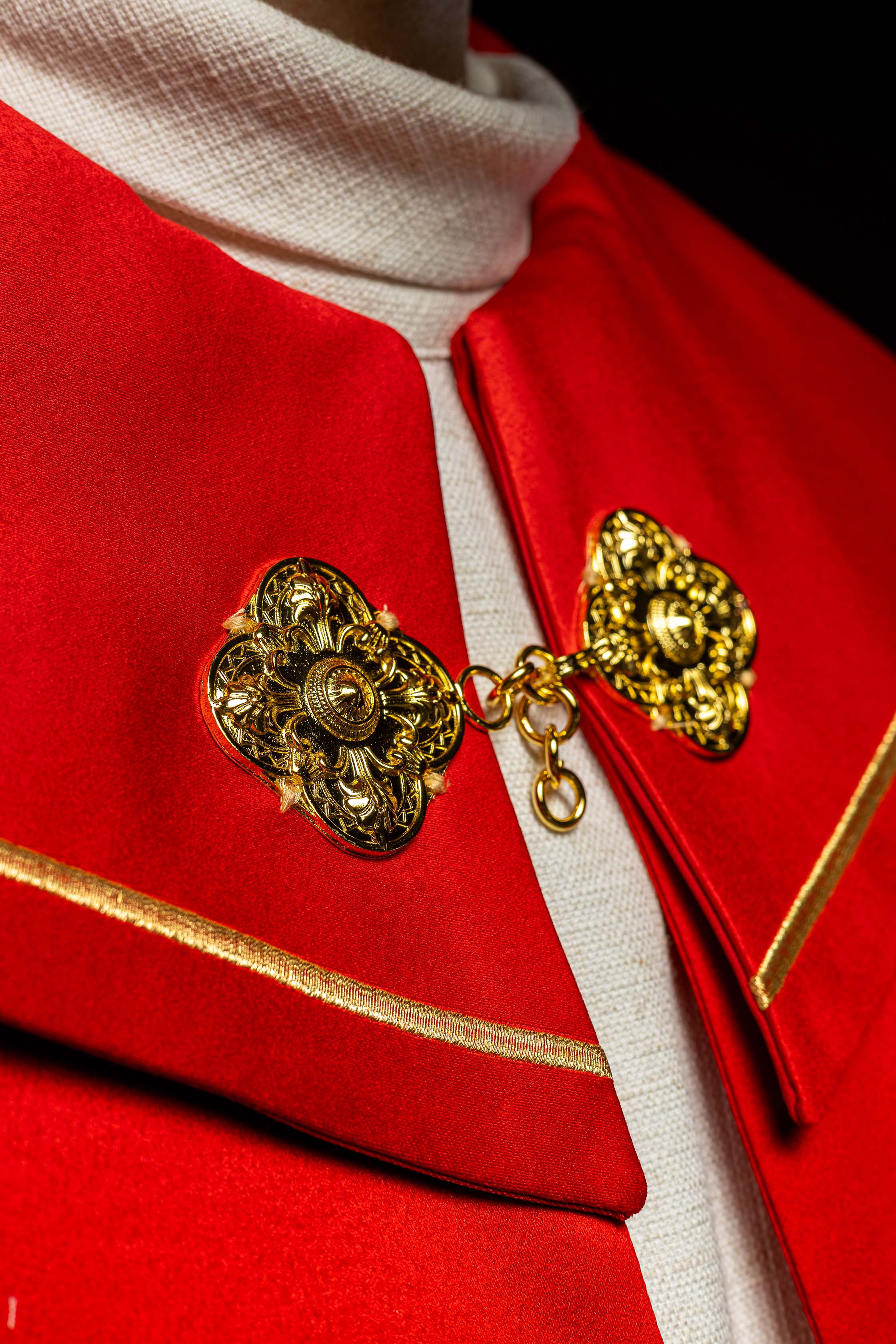 Chape liturgique rouge avec broderie de croix d'or