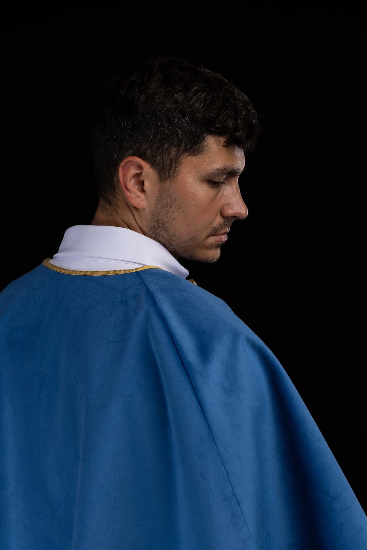 Cape de servant d'autel bleue en velours à nouer