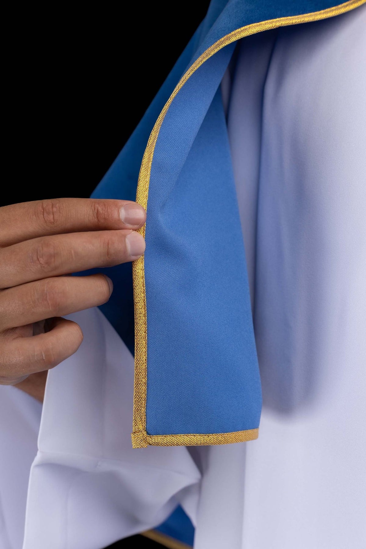 Cape de servant d'autel bleue en velours à nouer