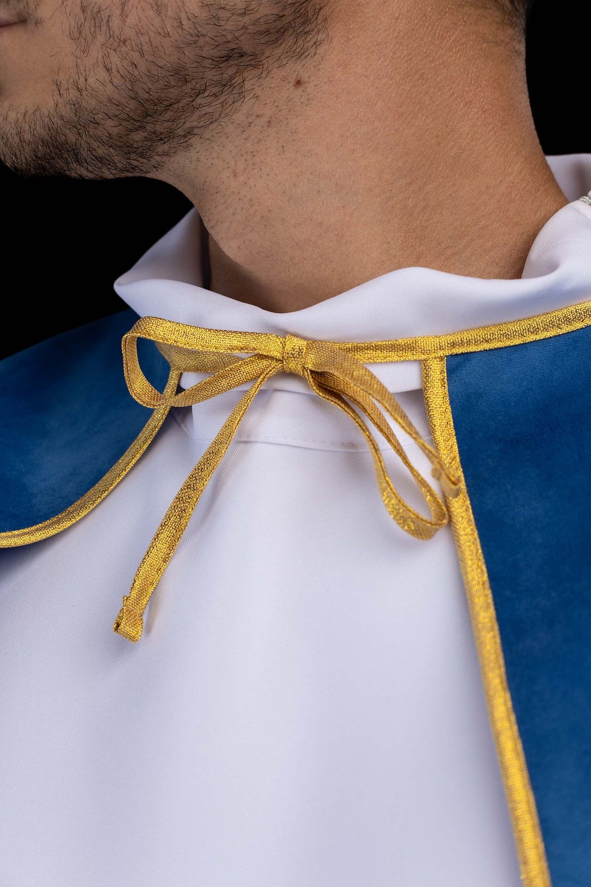 Cape de servant d'autel bleue en velours à nouer