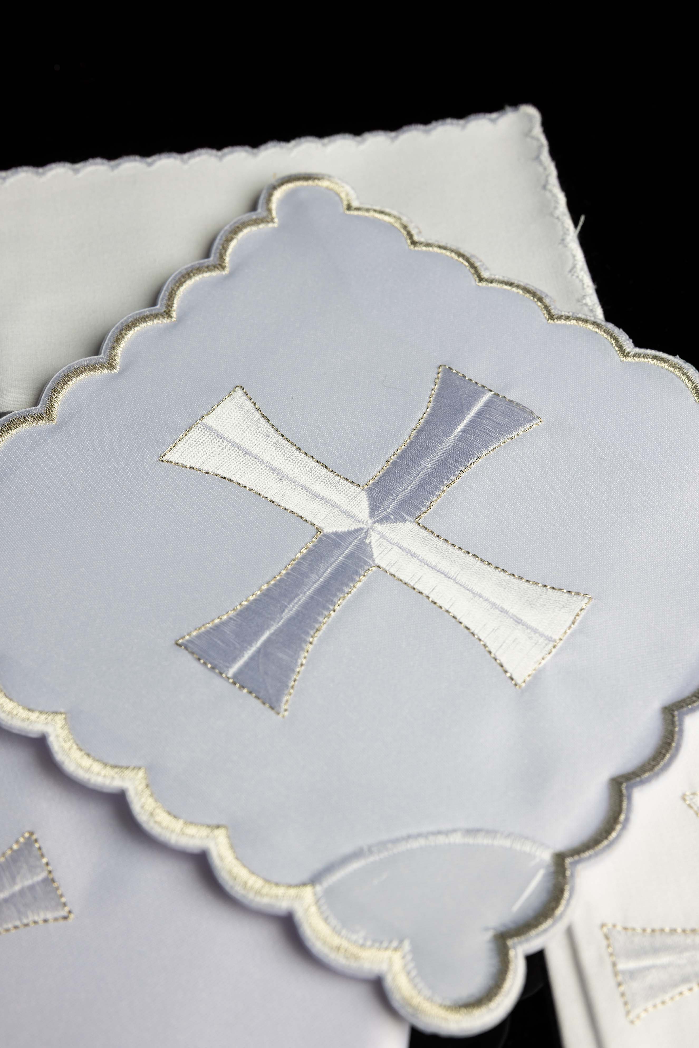 Linge d'autel avec le motif de la croix