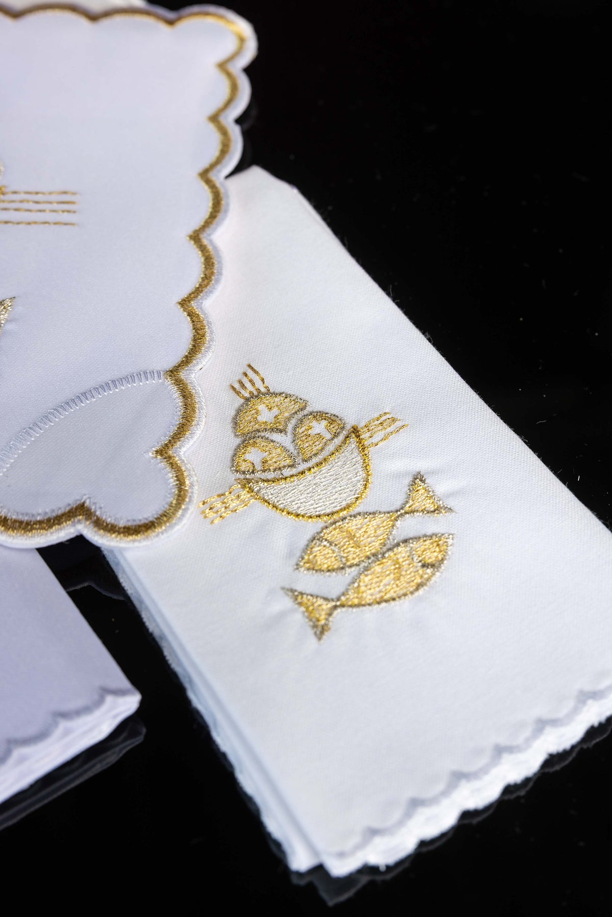 Linge d'autel brodé avec le motif des poissons