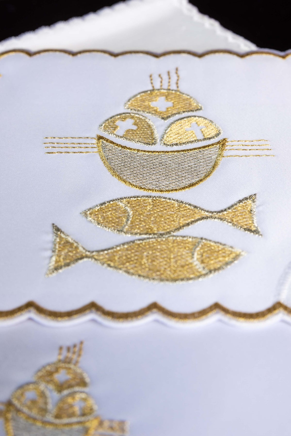 Linge d'autel brodé avec le motif des poissons
