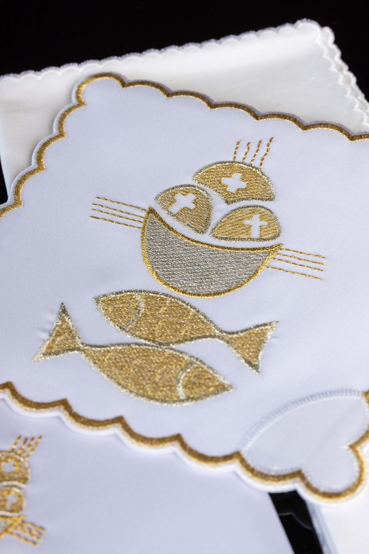Linge d'autel brodé avec le motif des poissons
