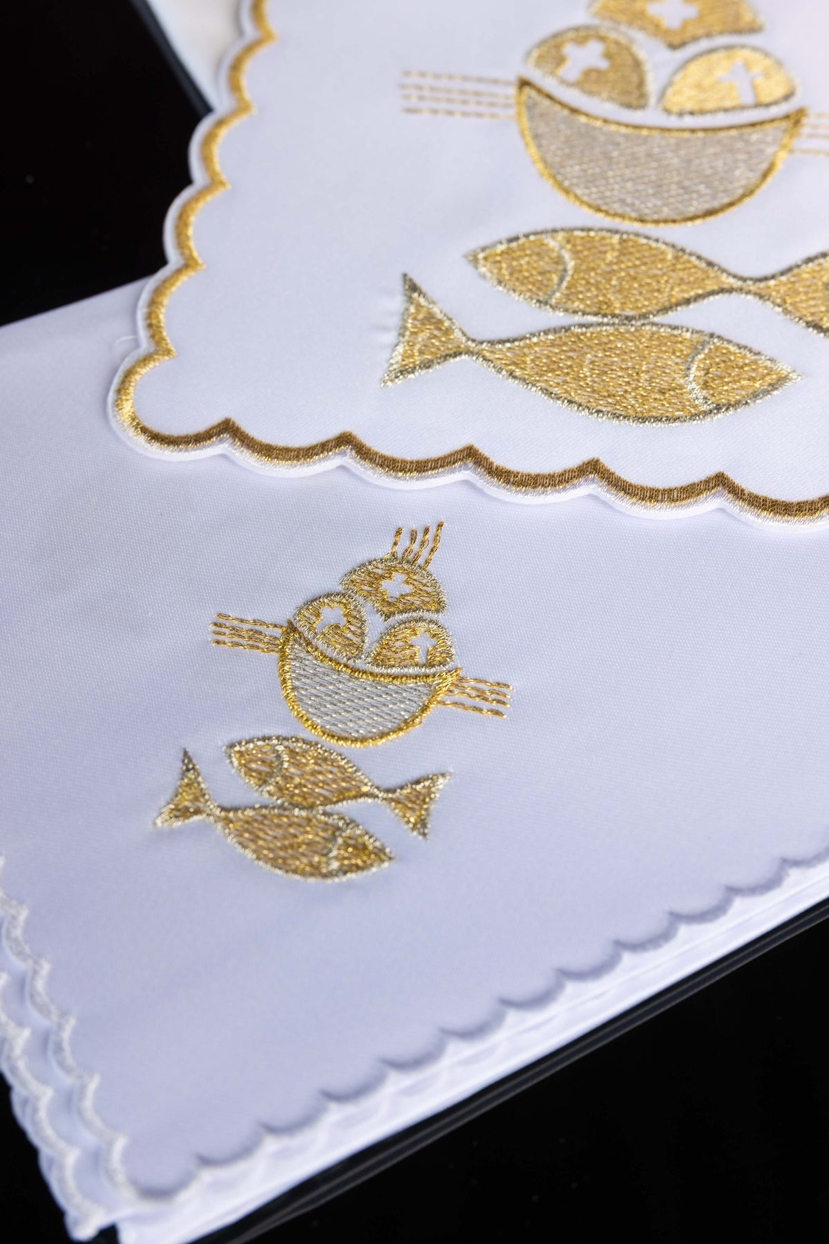 Linge d'autel brodé avec le motif des poissons