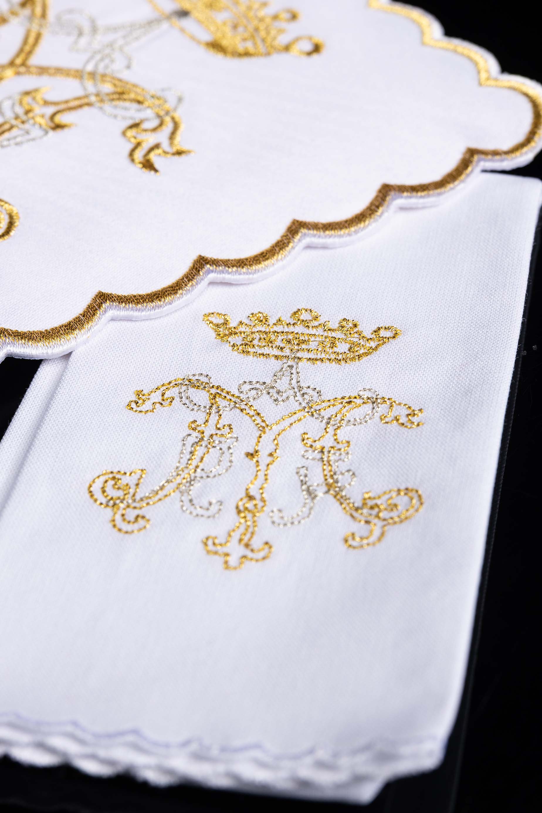 Linge d'autel brodé avec un motif marial coloré