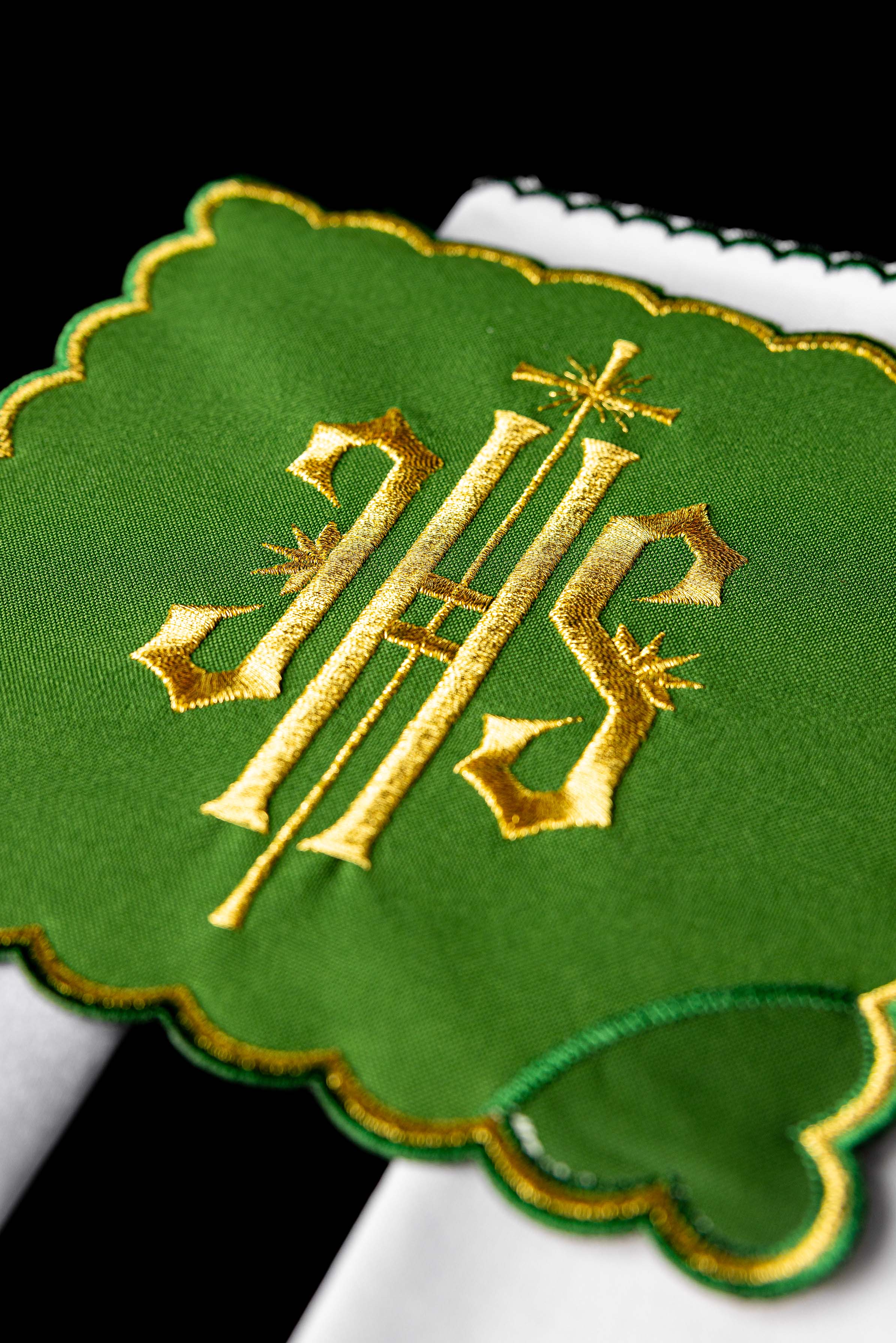 Ensemble de Linge d'autel brodé avec le motif IHS en vert