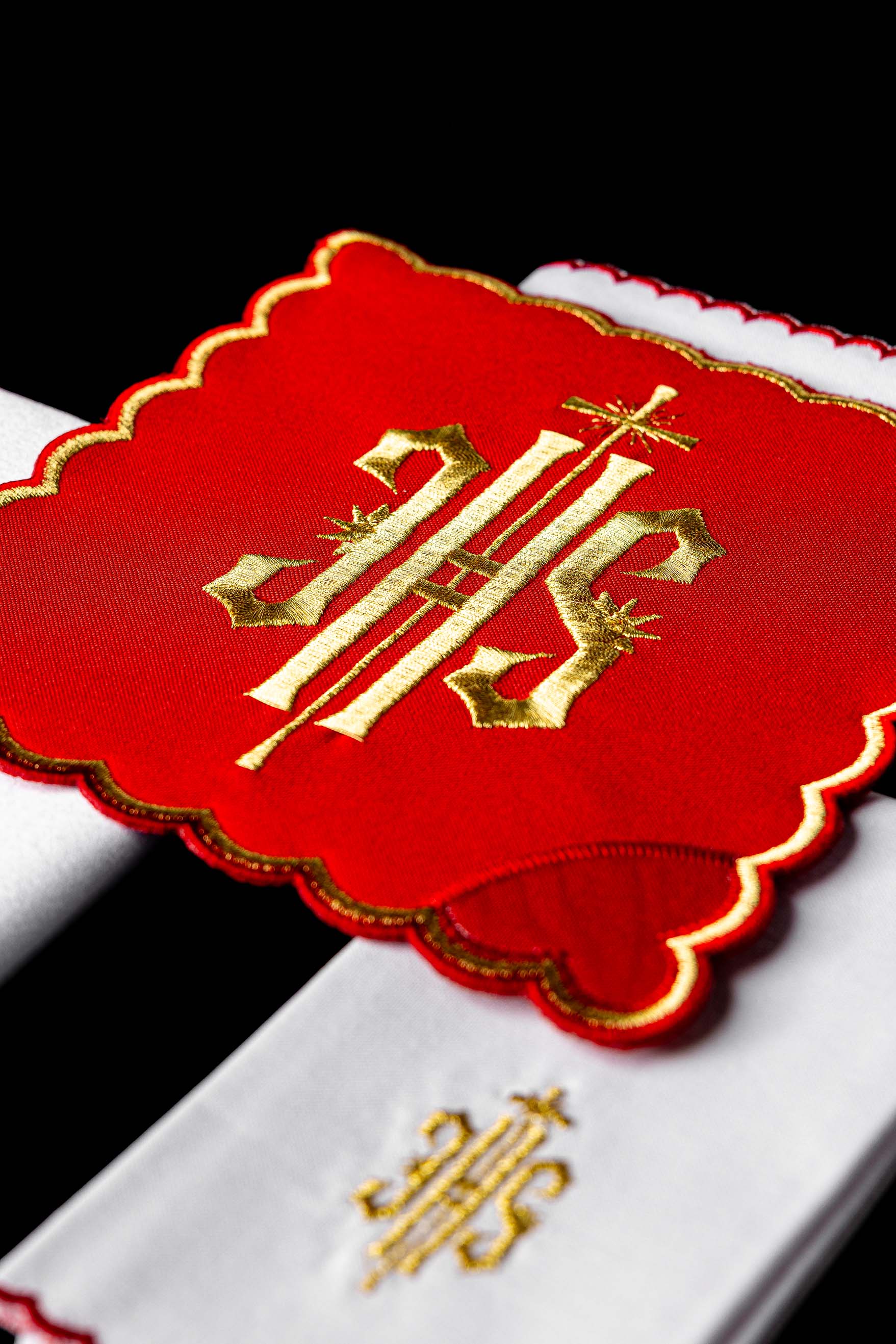 Ensemble de Linge d'autel brodé avec le motif IHS en rouge
