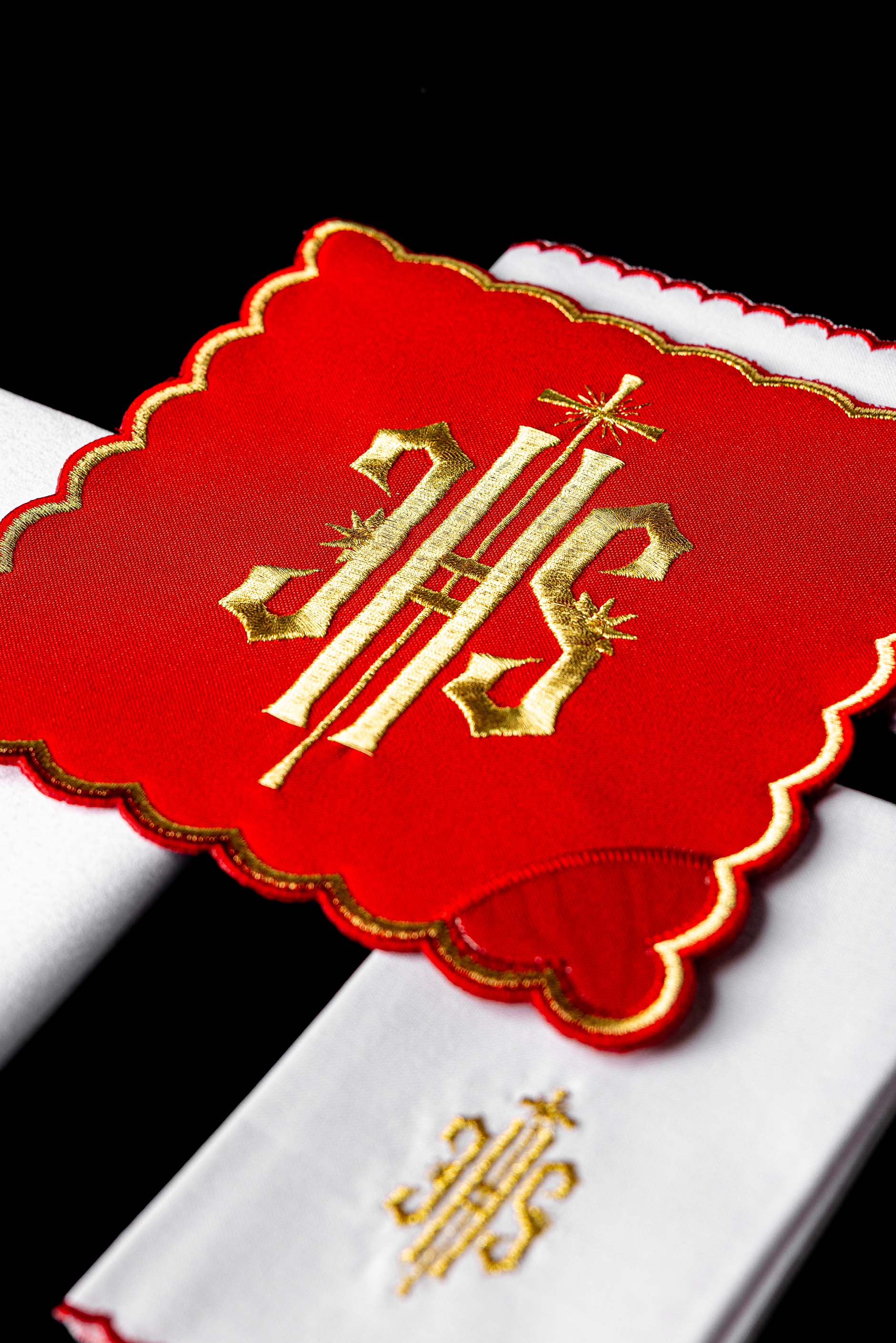 Ensemble de Linge d'autel brodé avec le motif IHS en rouge
